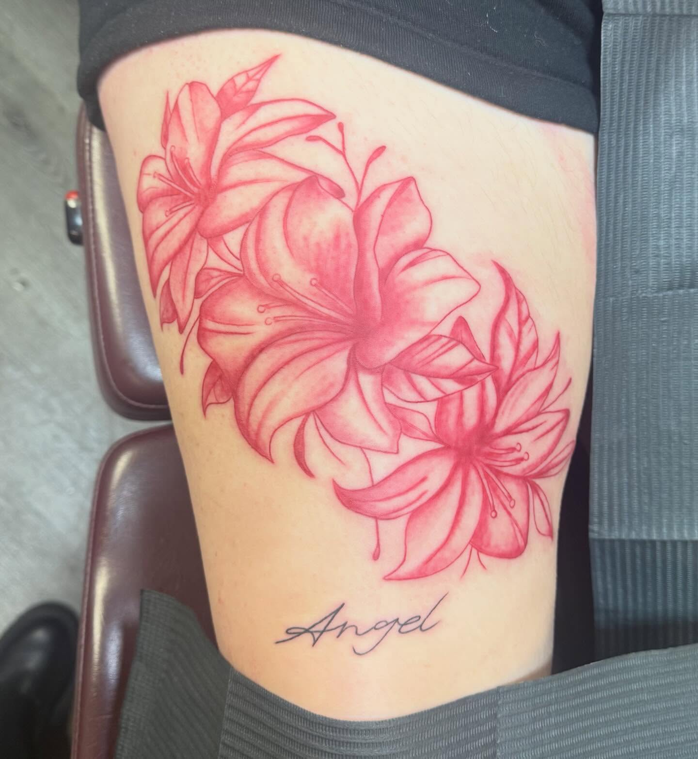 Lilies realism tattoo on the thigh by Eric Garcia
