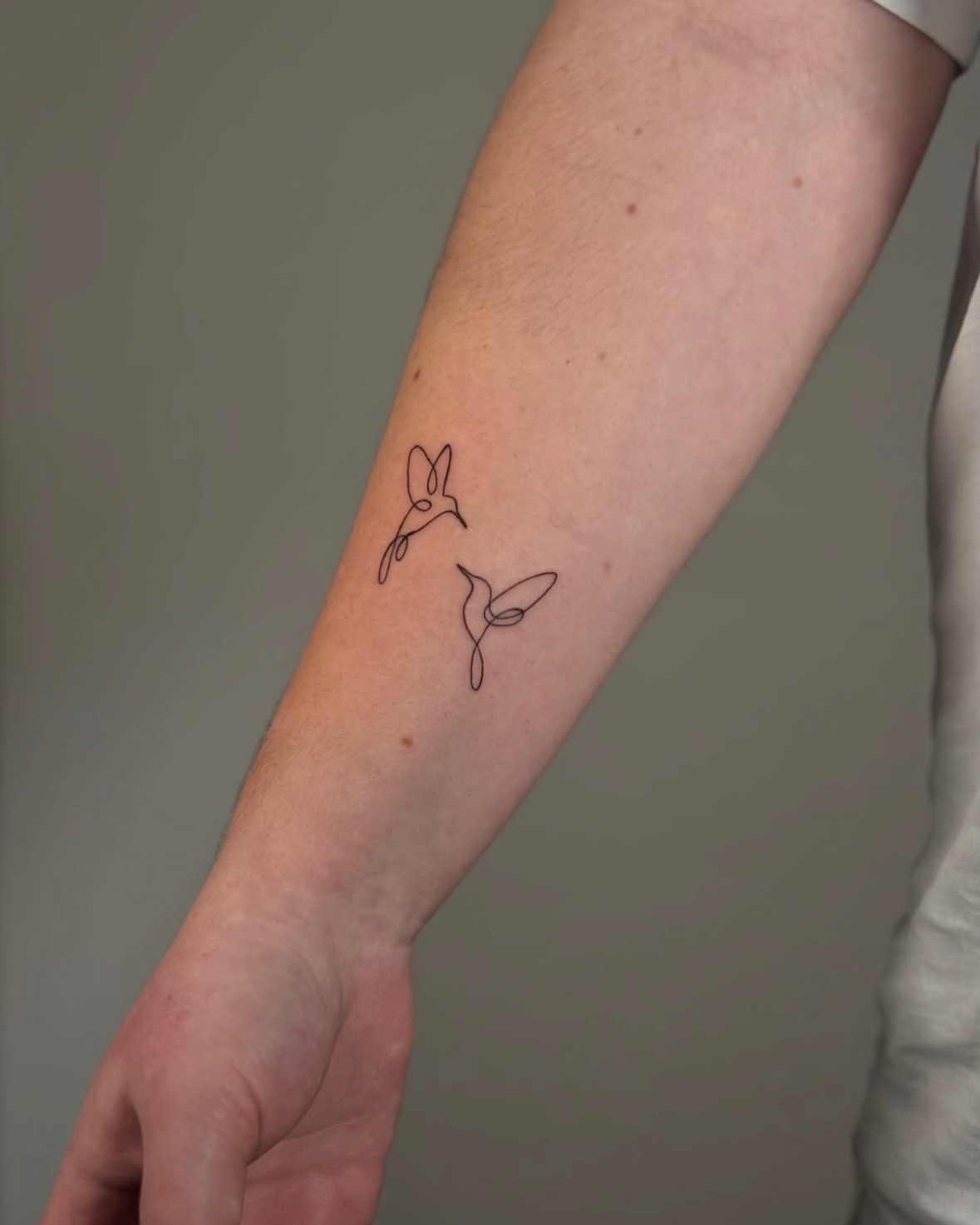 Hummingbird and flower fine line tattoo on the forearm by Jules Ink ⋆ Fineline Tattoo