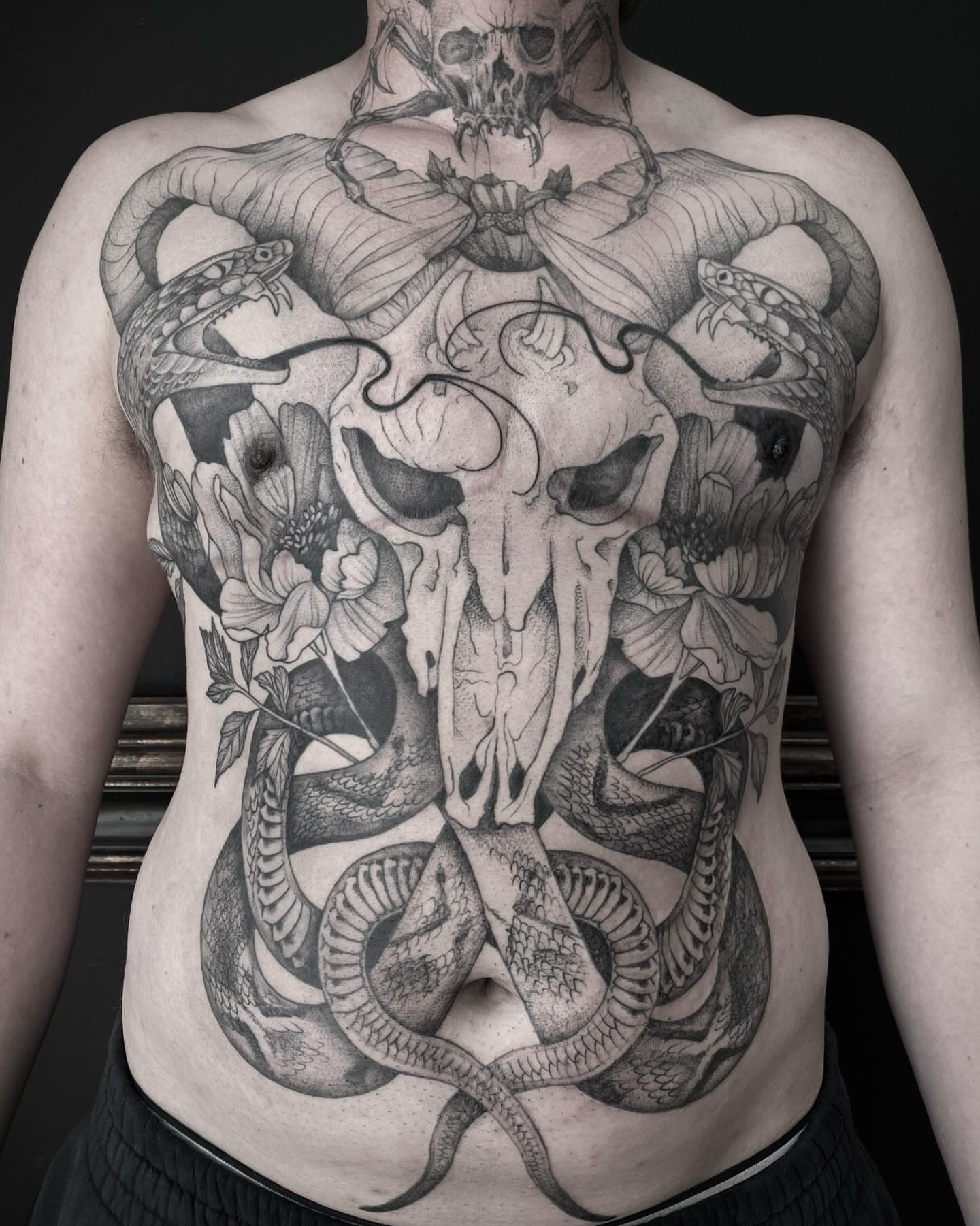 Skull and snakes realism tattoo on the torso by ✨️❤️‍🔥𝖆𝖒𝖇𝖗𝖔𝖘𝖎𝖆.𝖙𝖆𝖙𝖙𝖔𝖔𝖘❤️‍🔥✨️