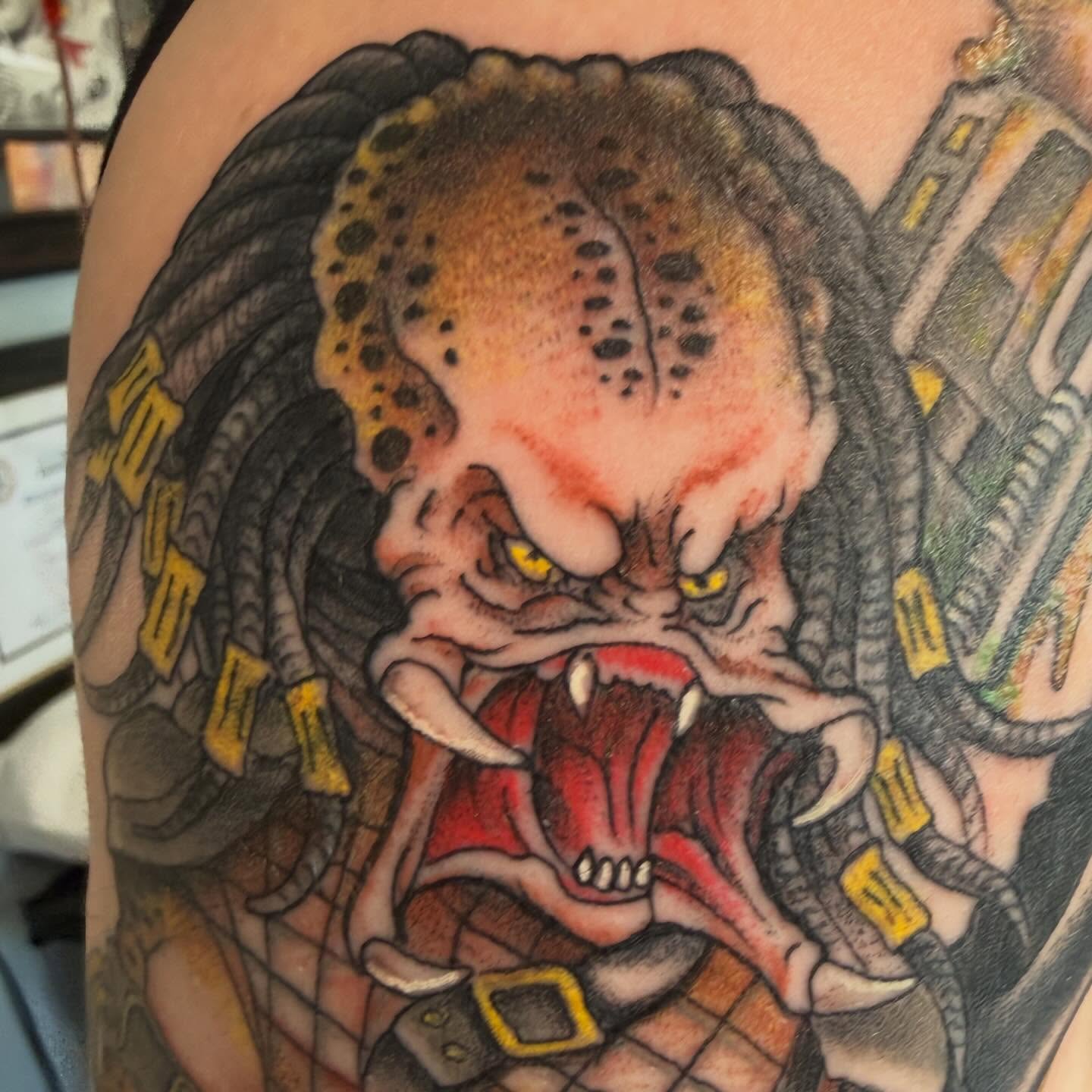 Predator realism tattoo on the upper arm by Tony Beuke