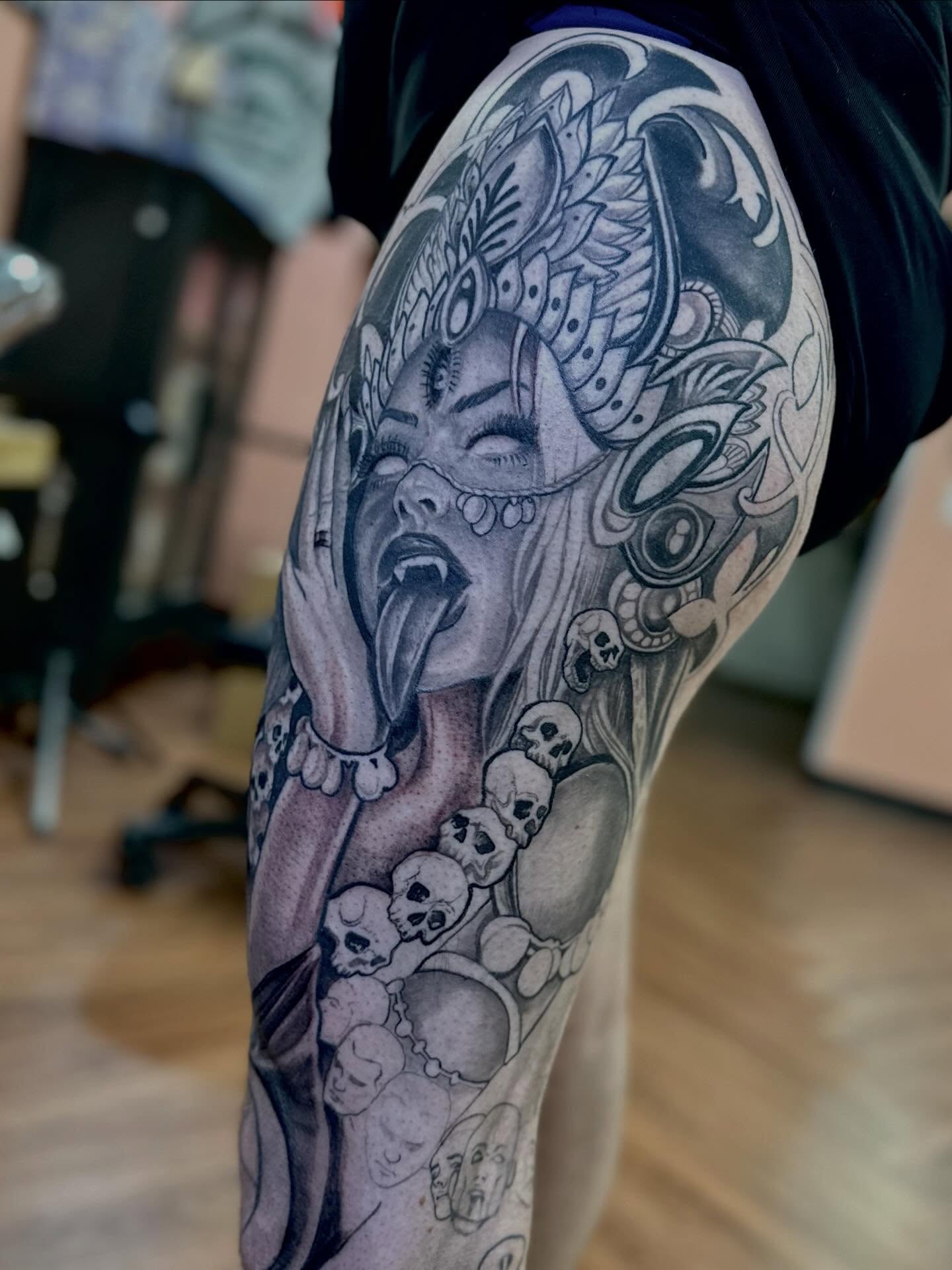 Woman with skulls realism tattoo on the thigh by Mathilda Quynh