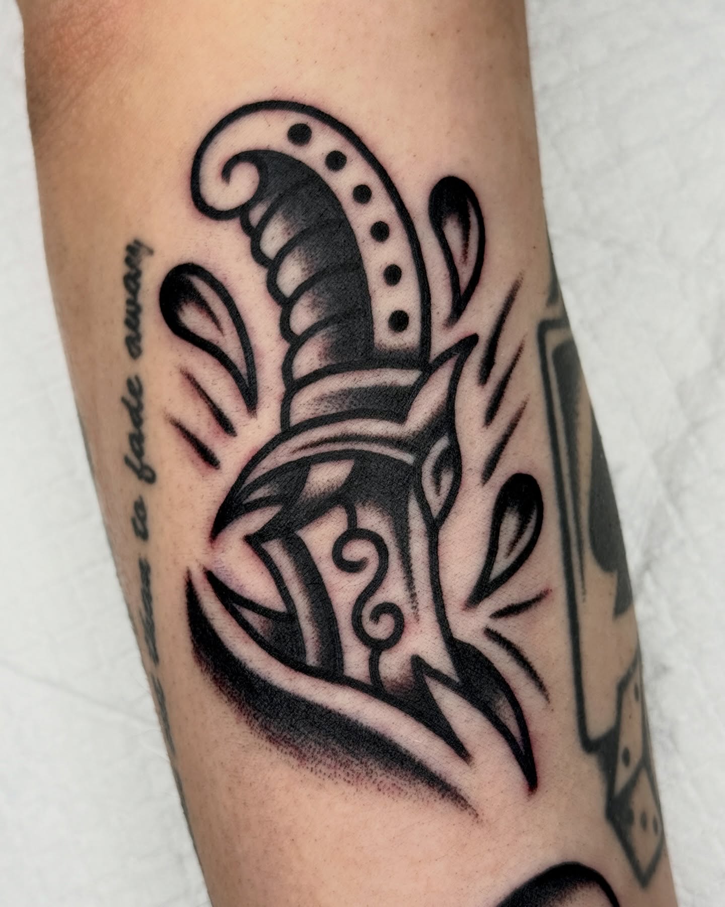 Helmet American traditional tattoo on the forearm by 올드스쿨타투 블랙스쿨타투 부천타투 알로