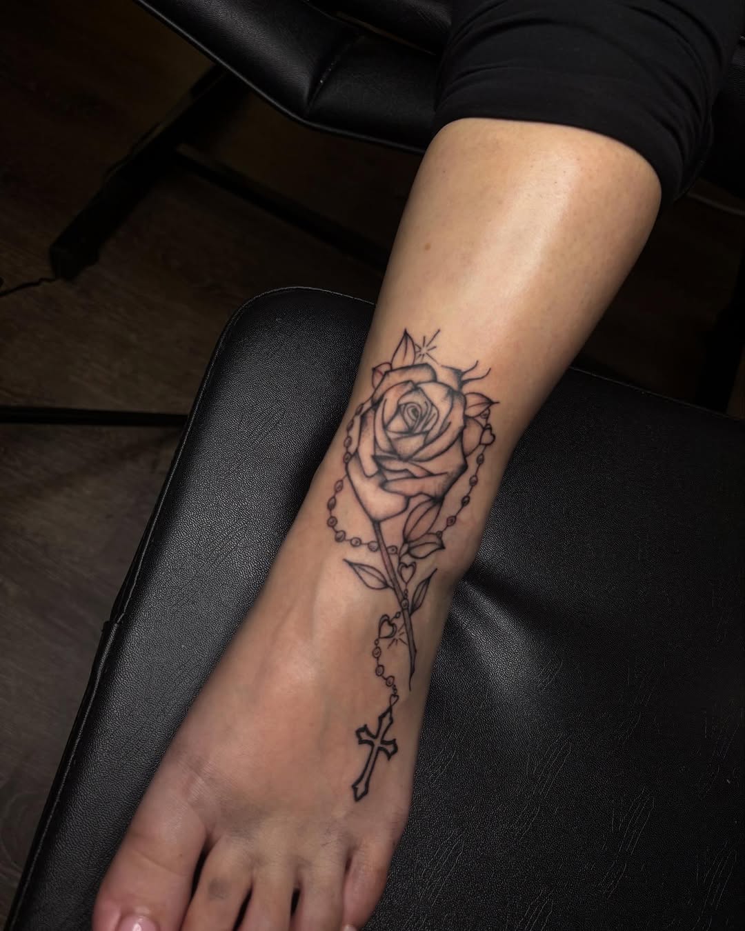 Rose and rosary with cross ornamental tattoo on the foot by Barbie Mari ๐
โญ๏ธ