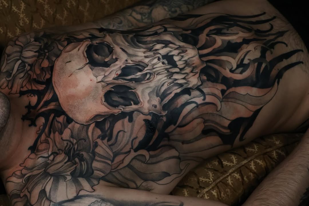 Skull and flowers realism tattoo on the chest by 𝒕𝒂𝒕𝒕𝒐𝒐𝒔 𝒃𝒚 𝔏𝔞𝔲𝔯𝔢𝔫 𝔐𝔬𝔫𝔣𝔬𝔯𝔱𝔢