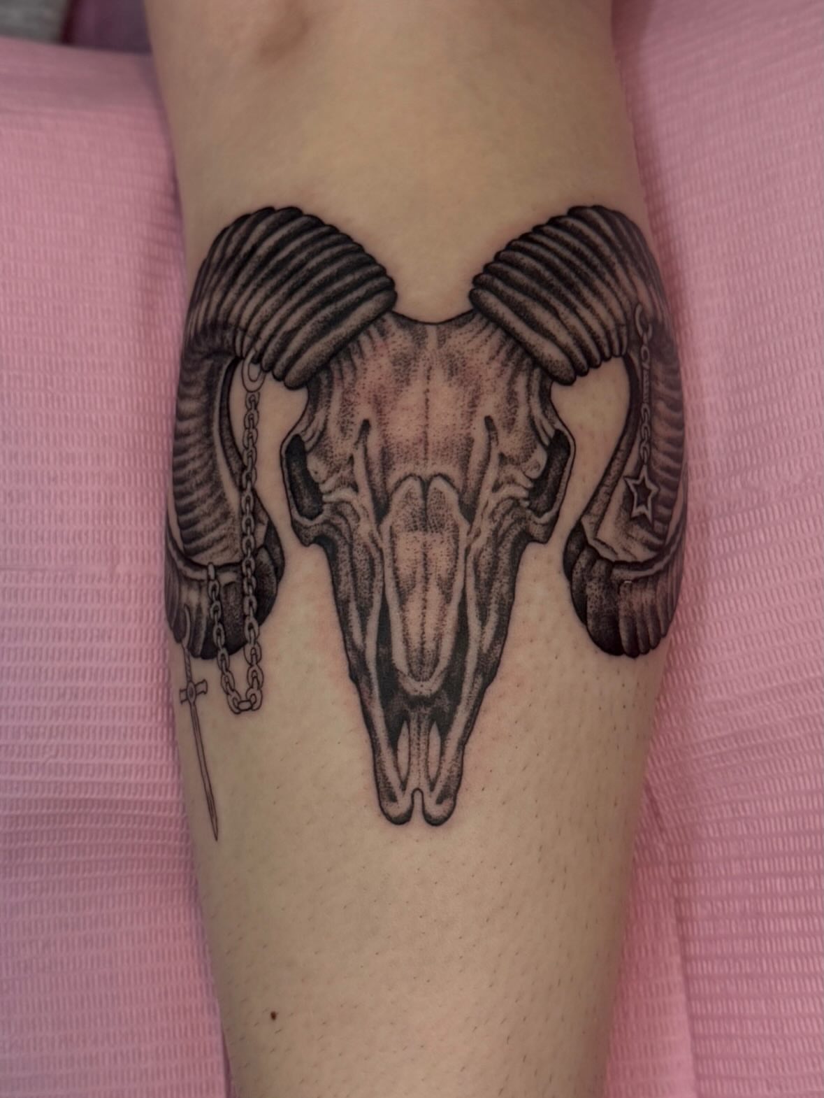 Ram skull black and grey tattoo on the forearm by Kamakana Pankiwska