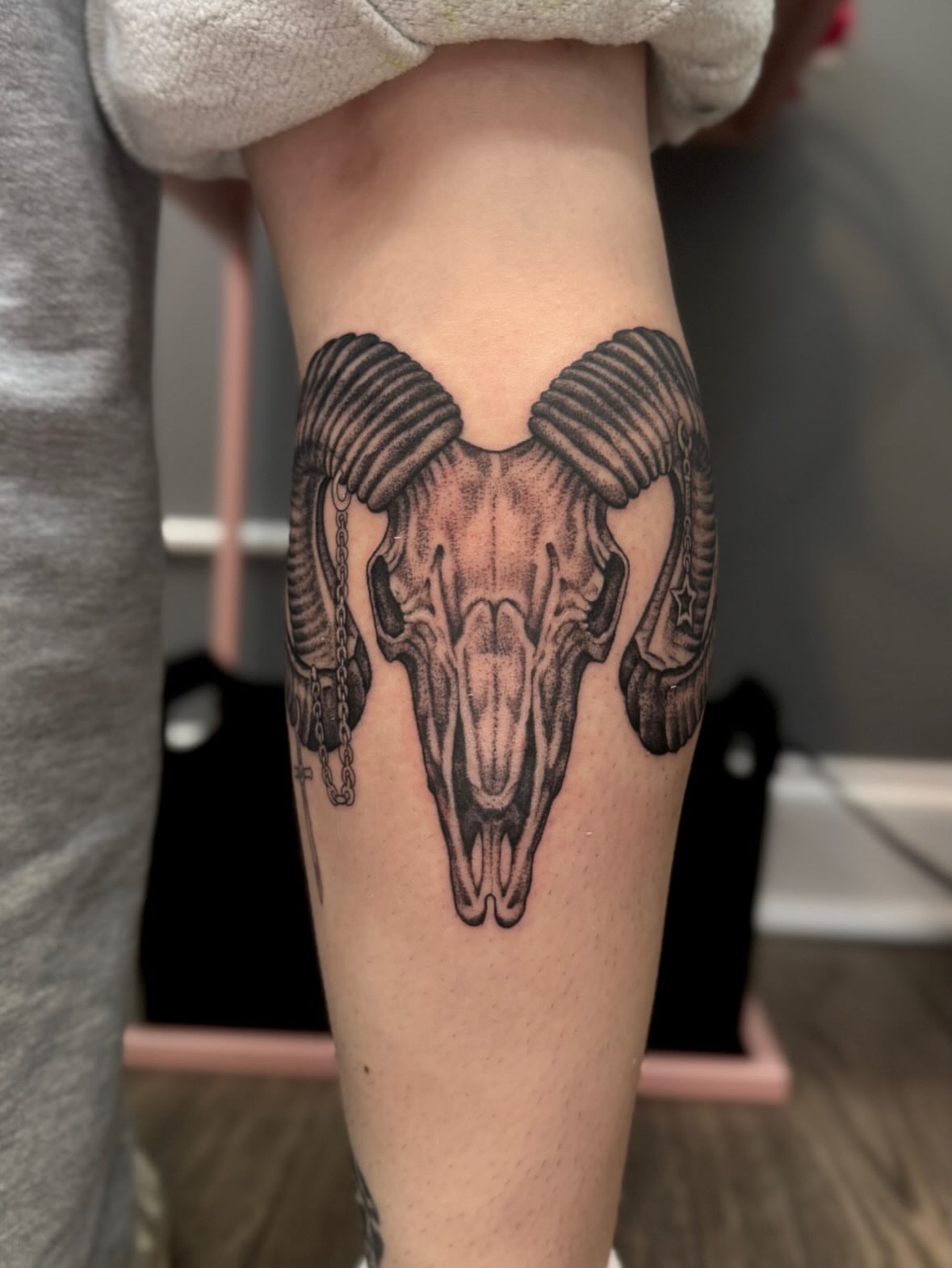 Ram skull black and grey tattoo on the forearm by Kamakana Pankiwska
