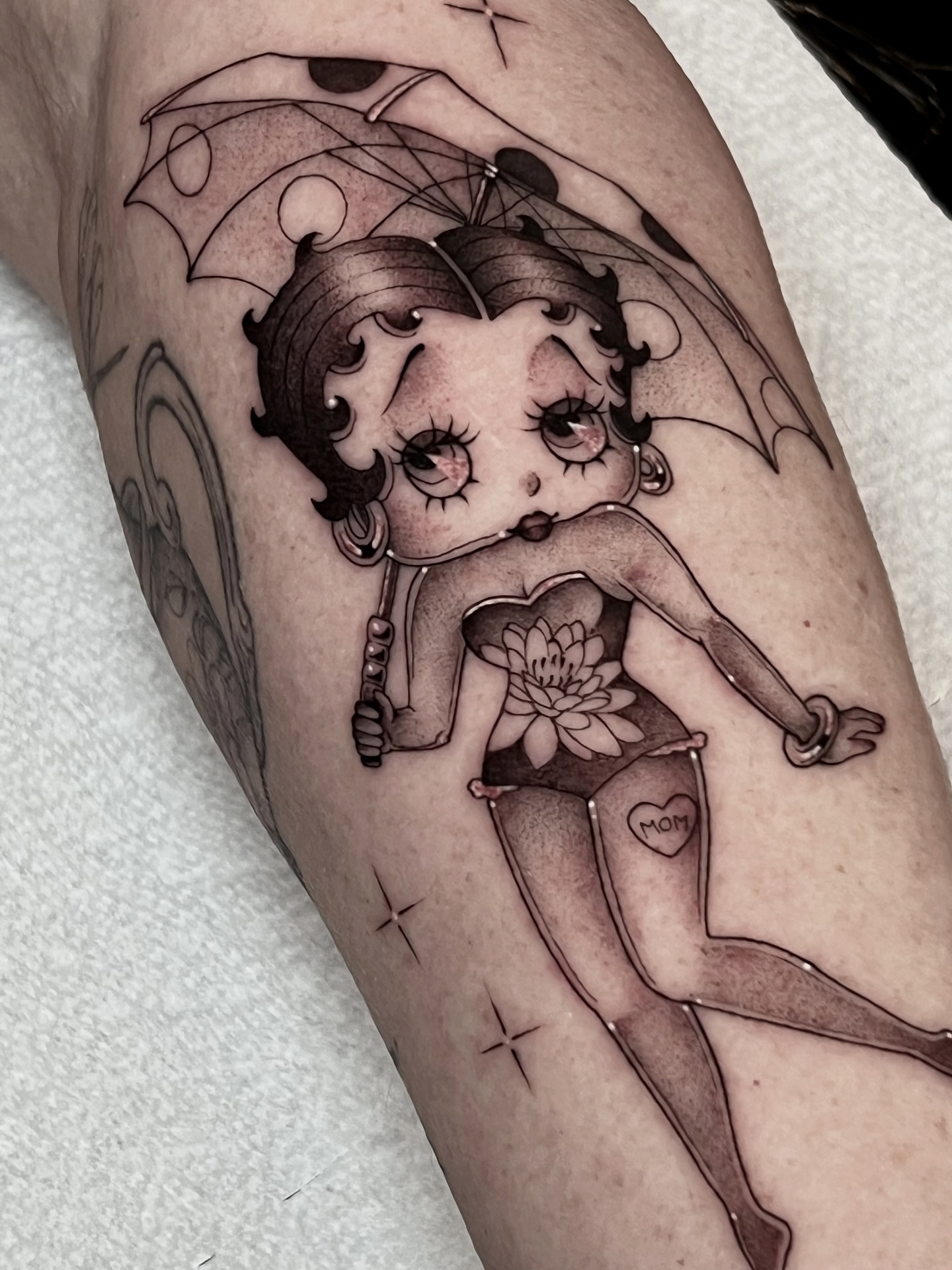 Betty Boop black and grey tattoo on the thigh by Tehnaya