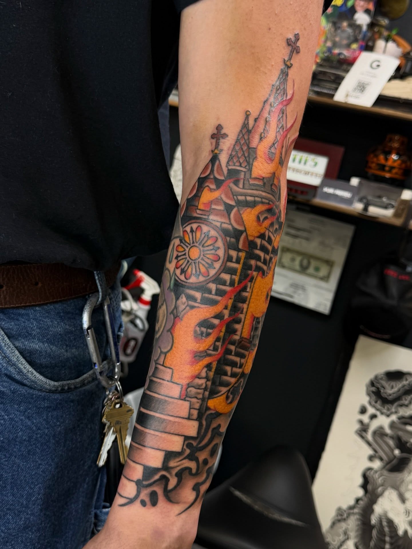 Tattoo by @yuriabreutattoo — american_traditional, dotwork