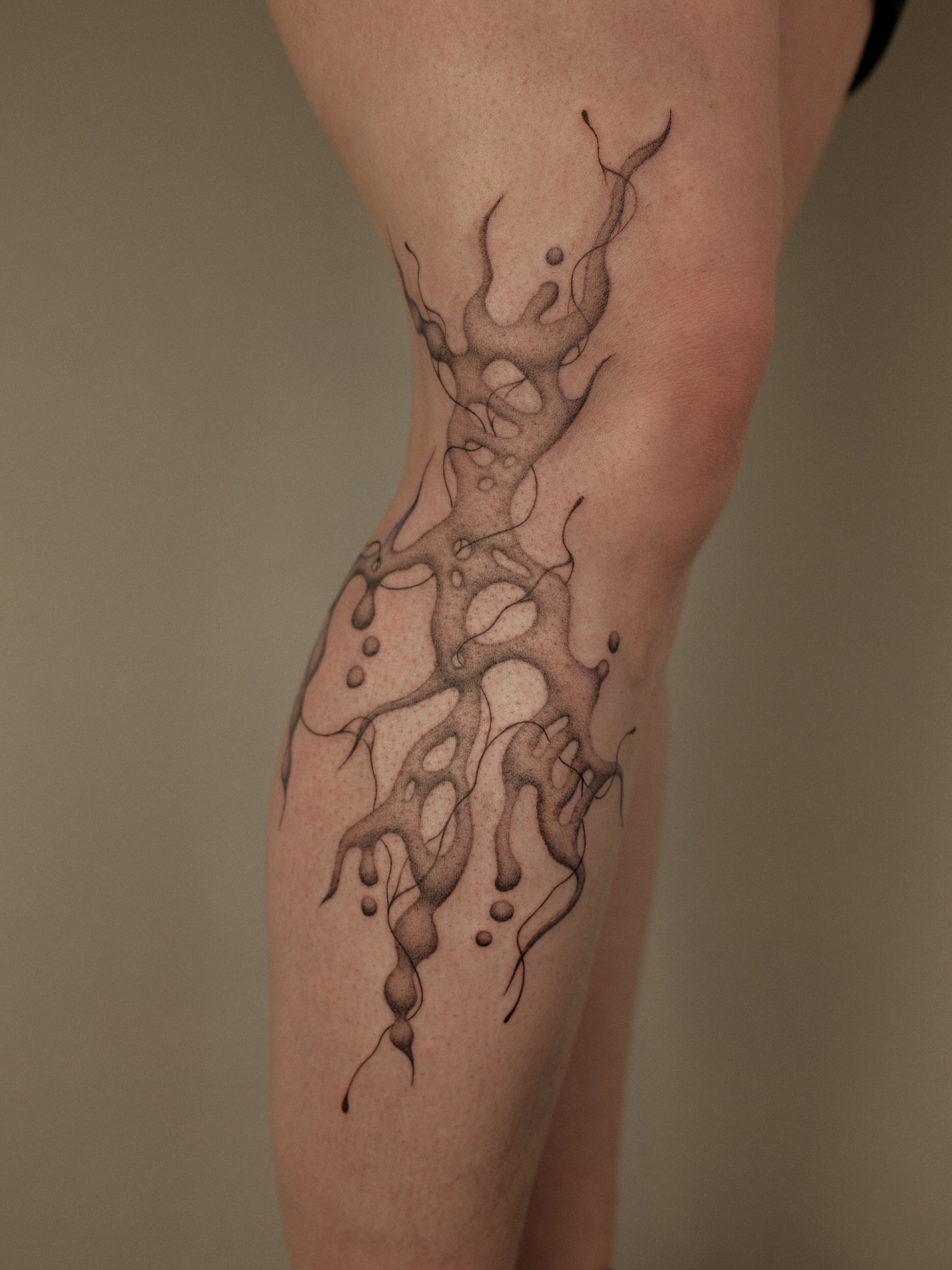 Tattoo by @earthyliltats โ dotwork