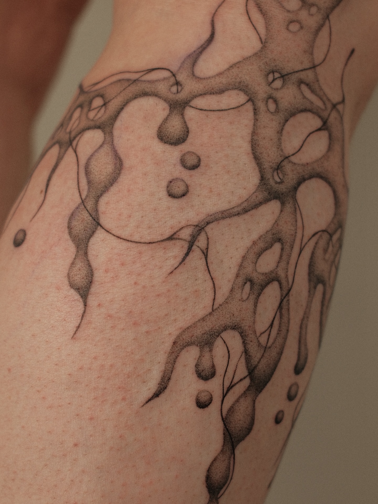 Tattoo by @earthyliltats โ dotwork