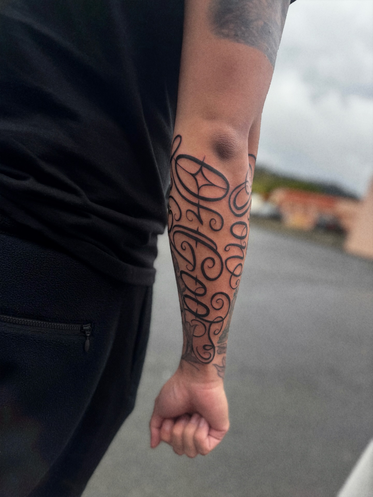 Scrollwork ornamental tattoo on the forearm by 🕸️EC🥷🏼🌁🇲🇽🕸️