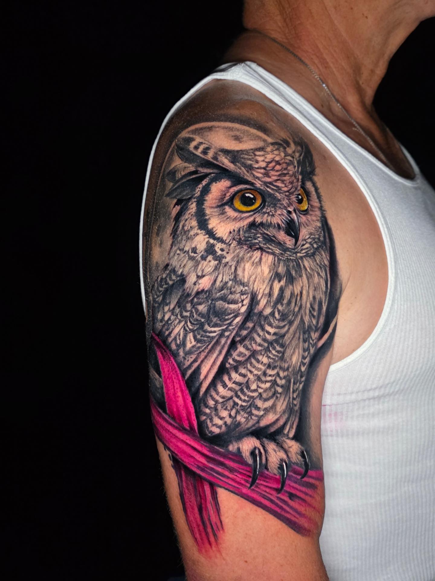 Owl realism tattoo on the upper arm by Tank Maass