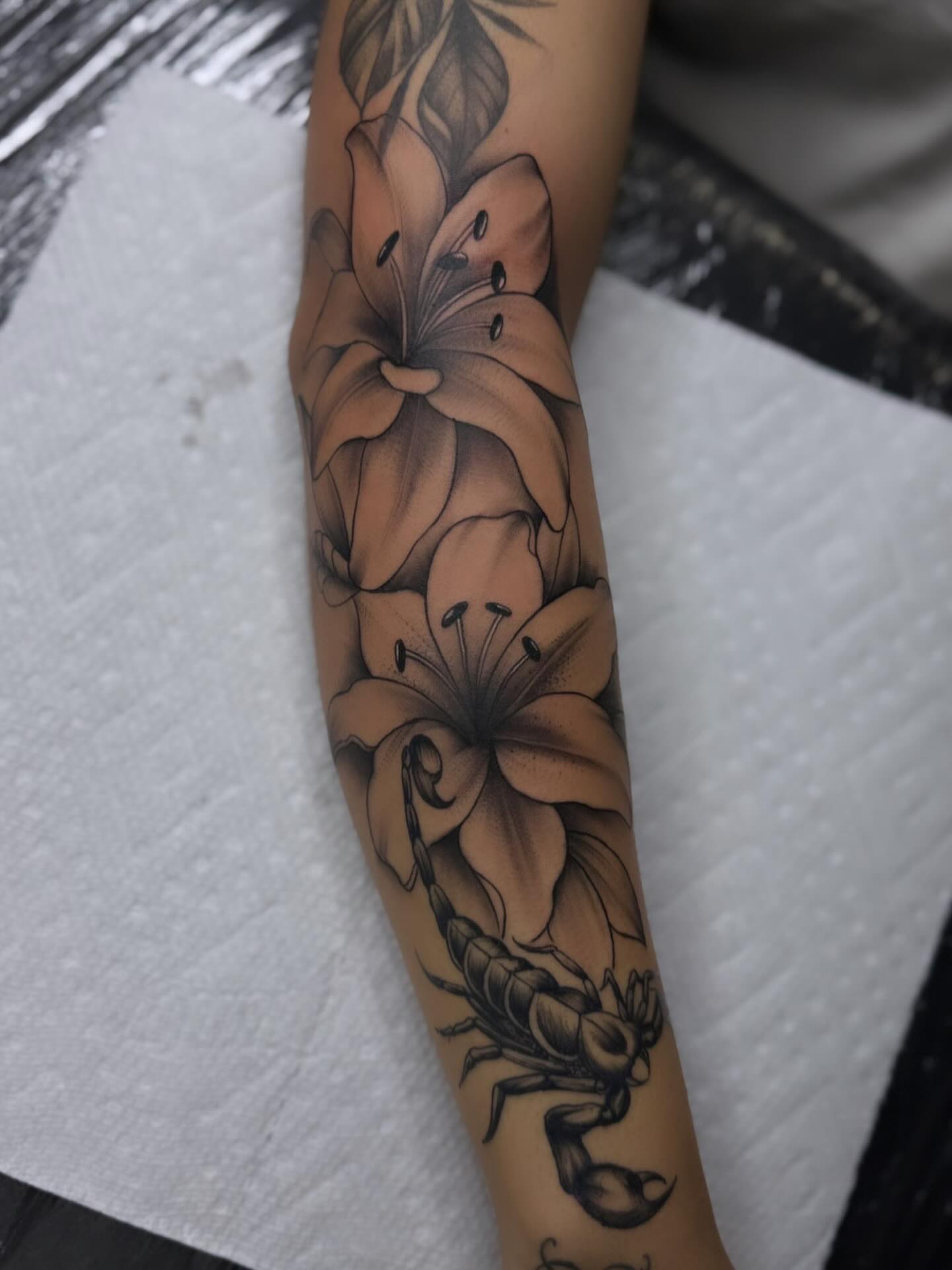 Tattoo by @el_enano_tatto — black_and_grey