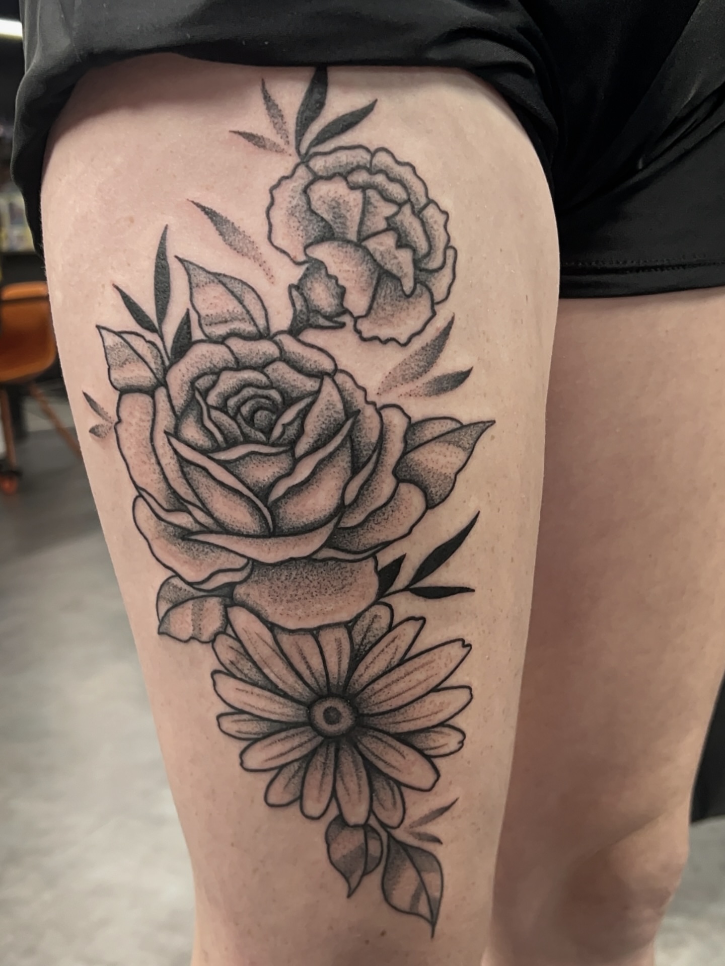 Roses and daisy dotwork tattoo on the thigh by 𝑴𝒂𝒚𝒂𖤐𝑫𝒆𝑽𝒊𝒏𝒆, Dayton, Ohio