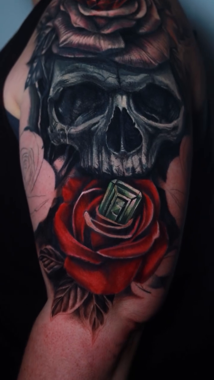 Skull and rose realism tattoo by ๐๐๐
