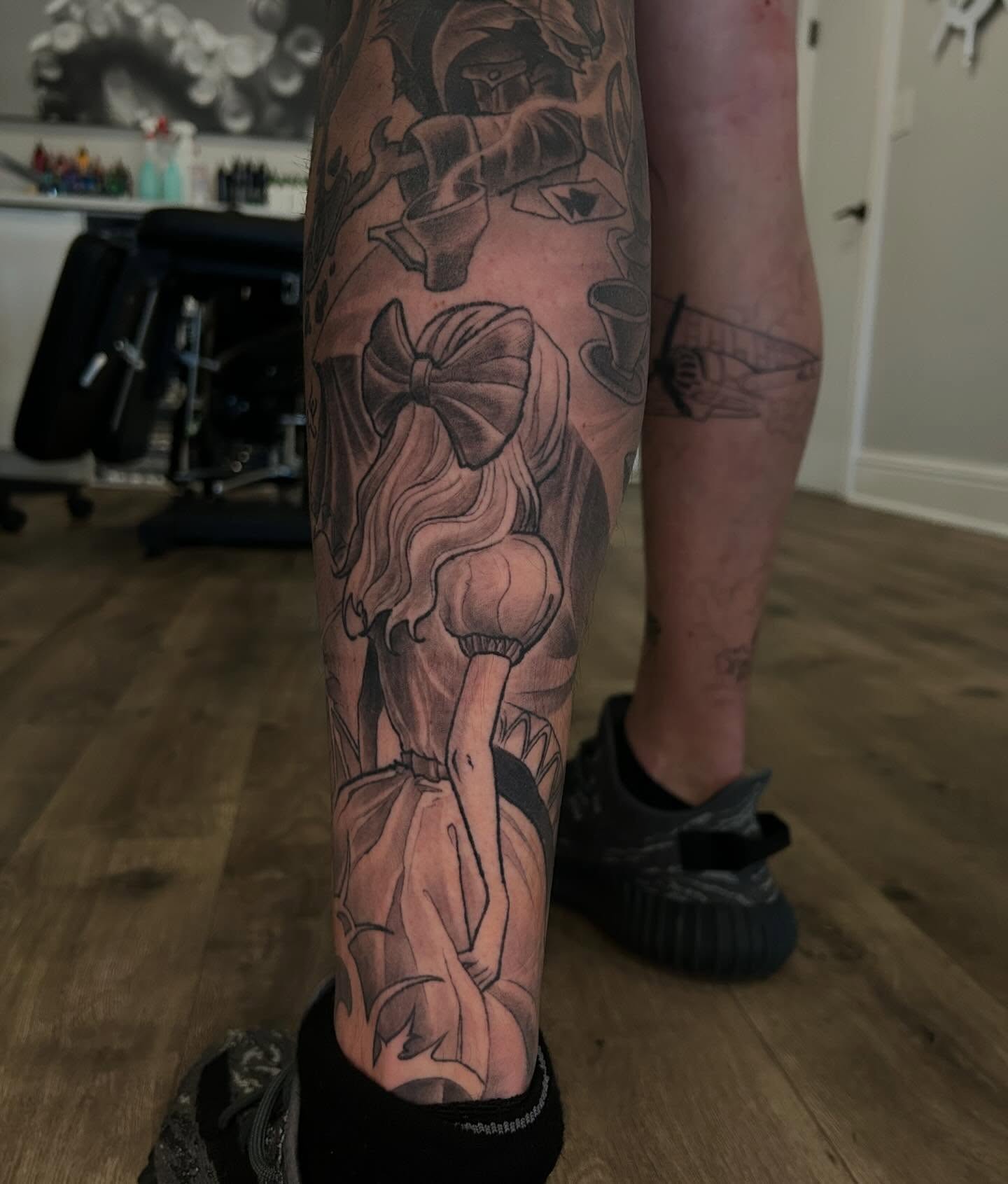 Alice in wonderland realism tattoo on the calf by Marvin Silva