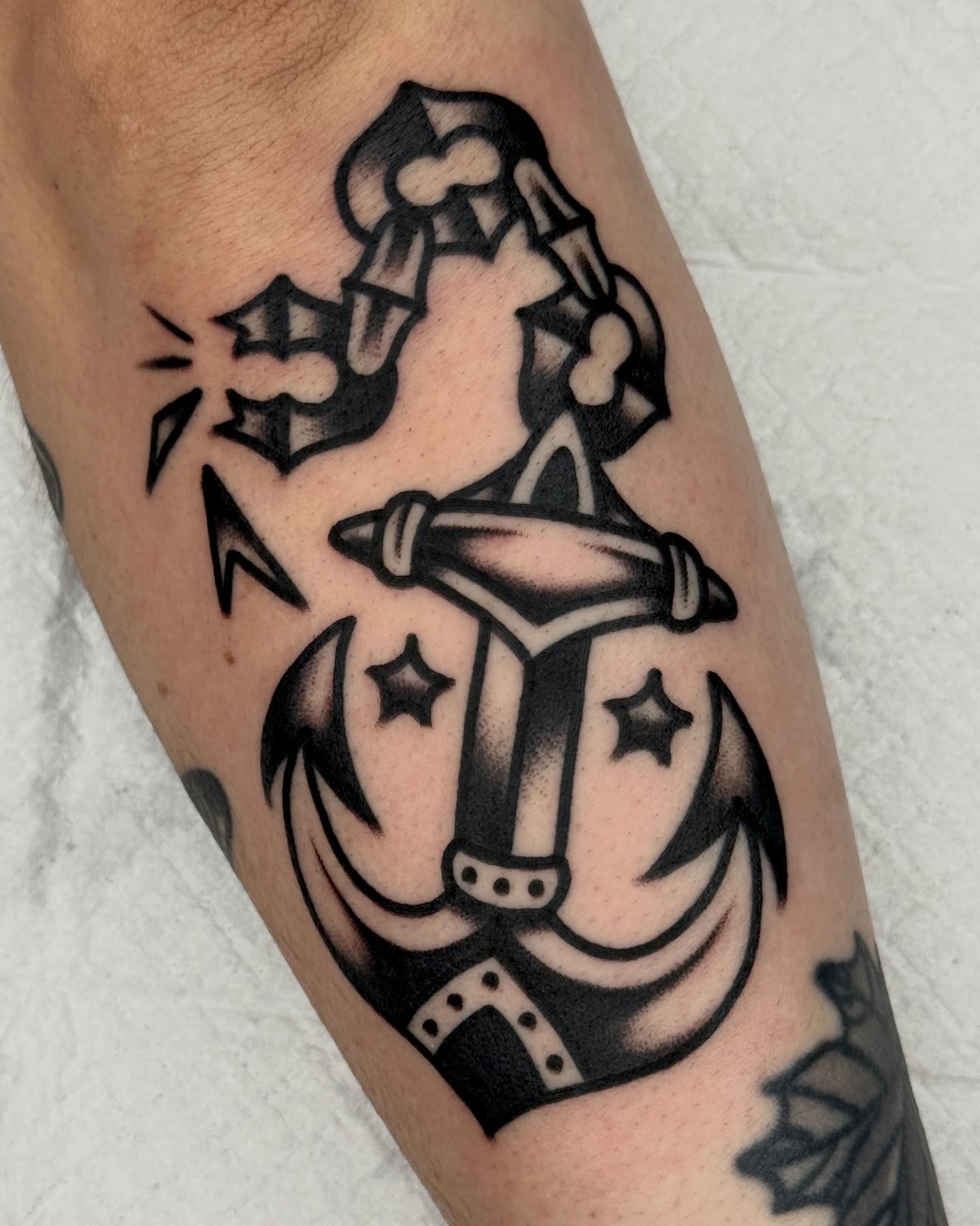 Anchor American traditional tattoo on the forearm by 올드스쿨타투 블랙스쿨타투 부천타투 알로
