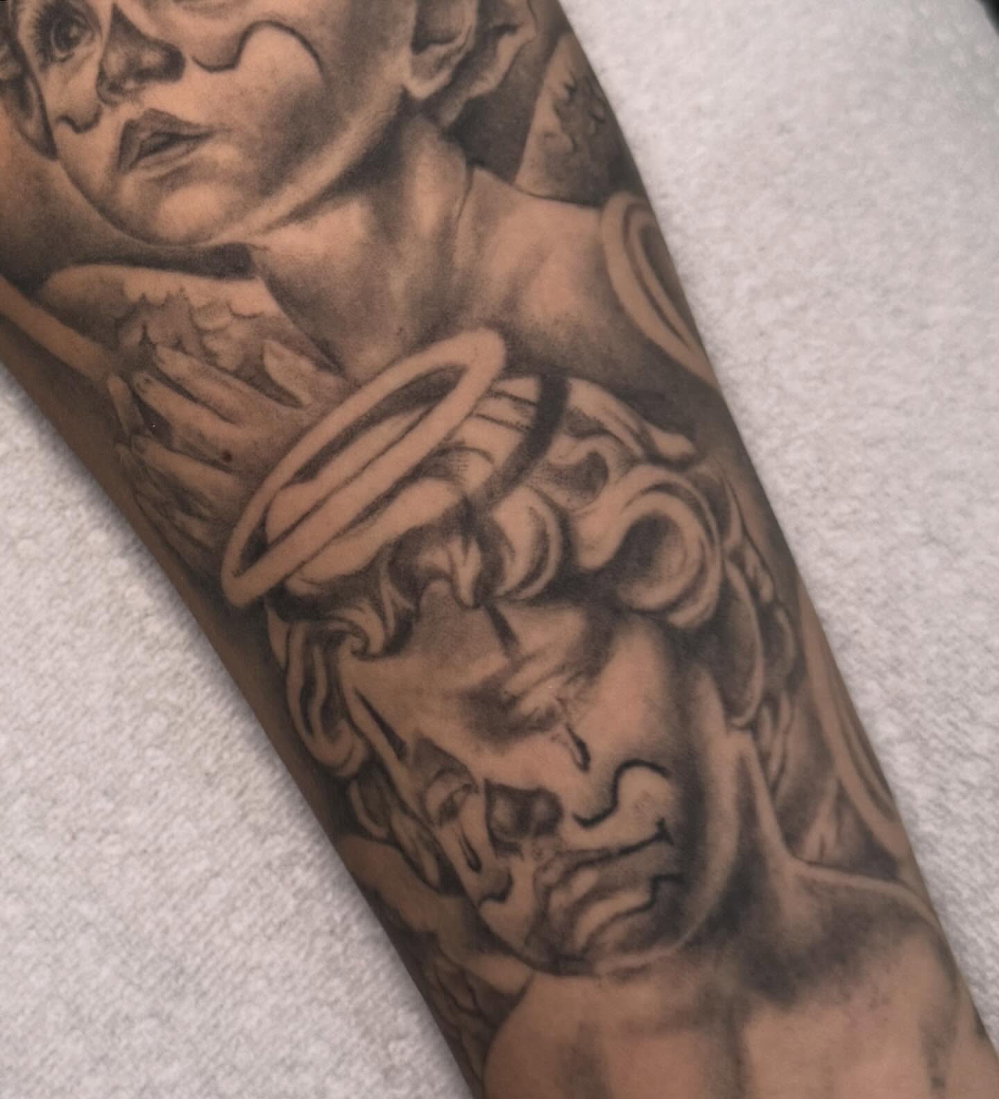 Medusa head realism tattoo on the forearm by dallas tattoo artist ๐ฒ๐ฝ bilingue
