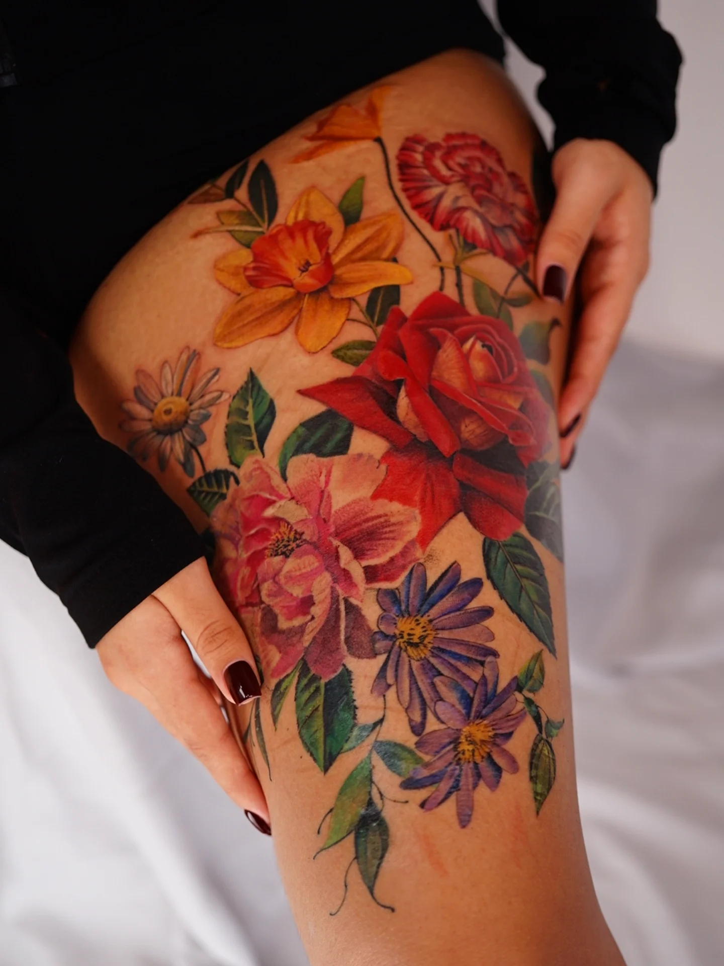 Floral bouquet realism tattoo on the thigh by Vii