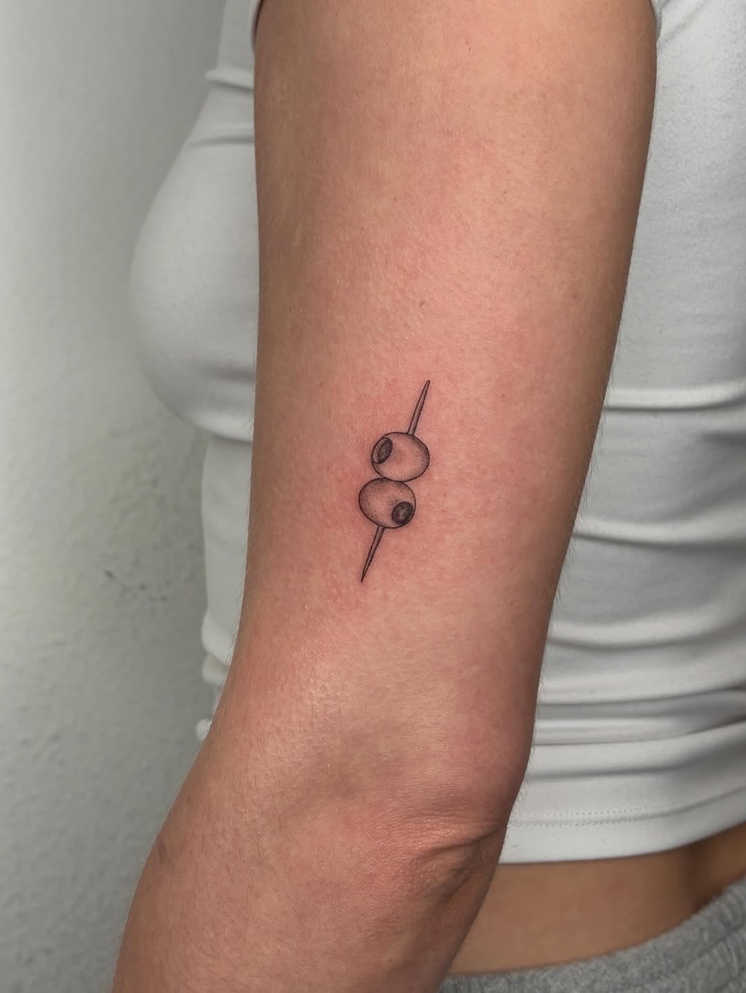 Tattoo by @alyssadoestattoos โ fine_line, minimalist