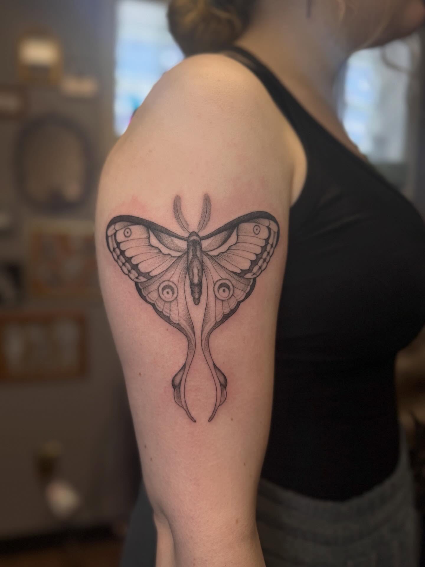 Tattoo by @annaainkk — black_and_grey