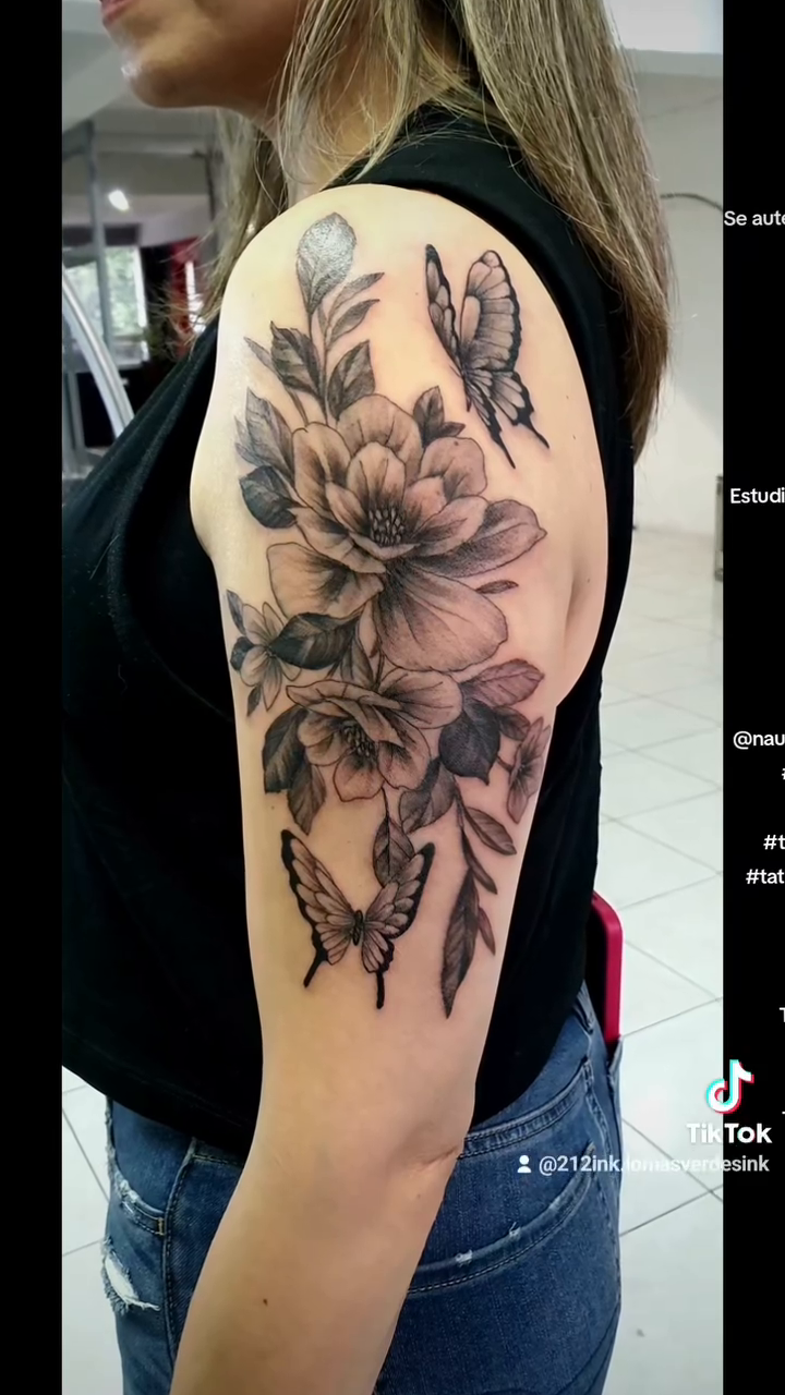 Flowers and butterflies dotwork tattoo on the upper arm by Tatuajes Betto Ink Tattoo