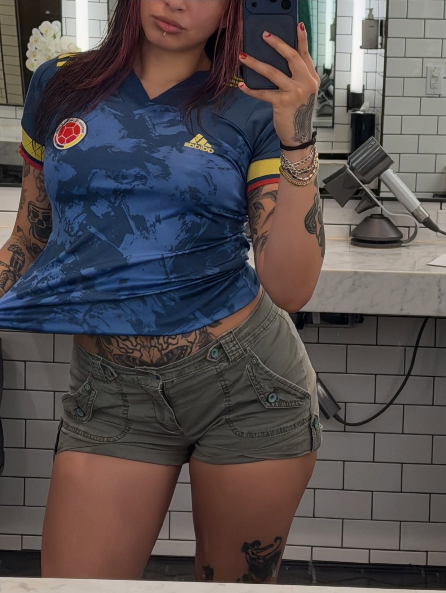 Tattooed shorts black and grey tattoo on the thigh by Sophia Tattoo