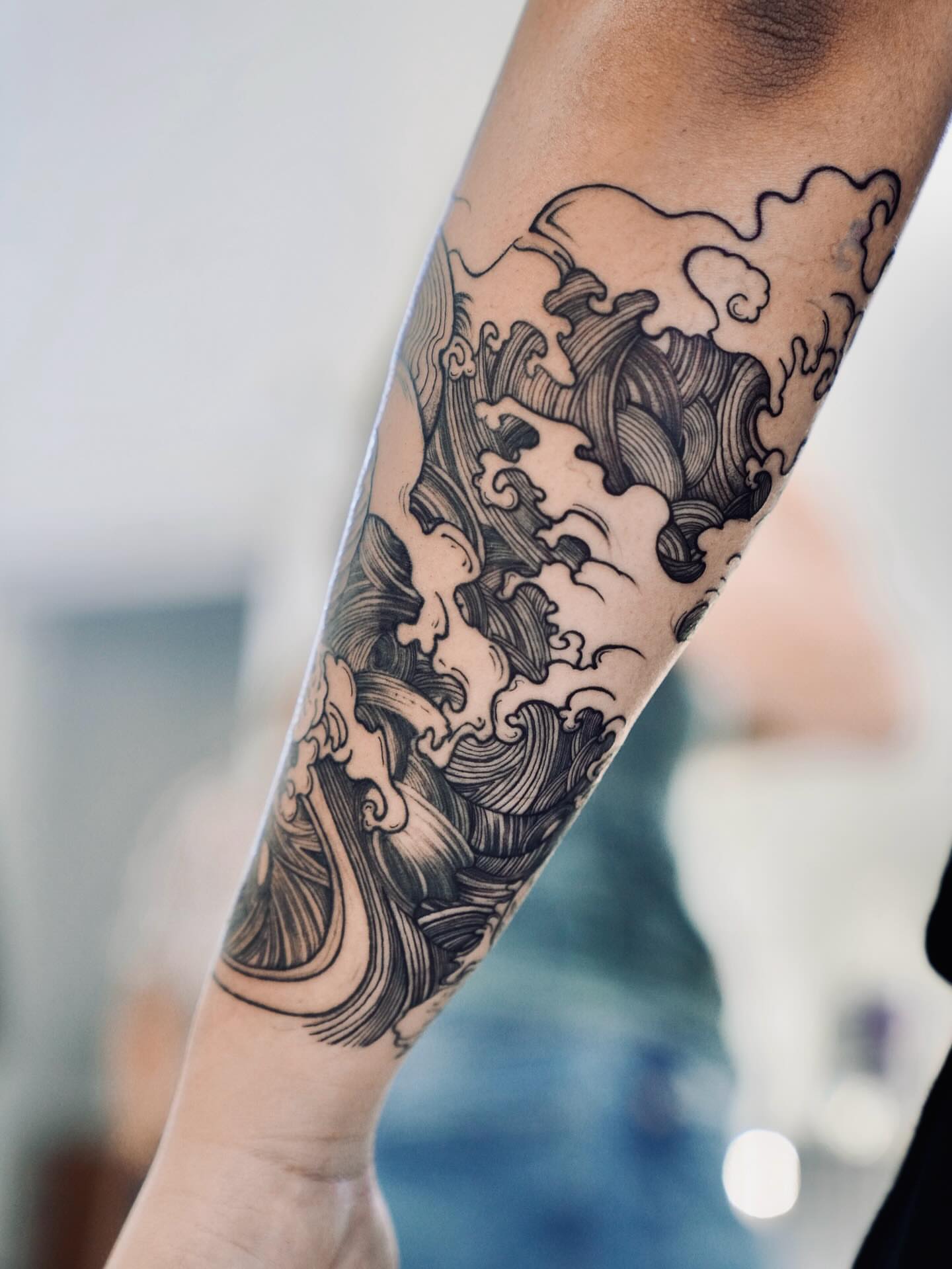 Waves black and grey tattoo on the forearm by MJ tattooist