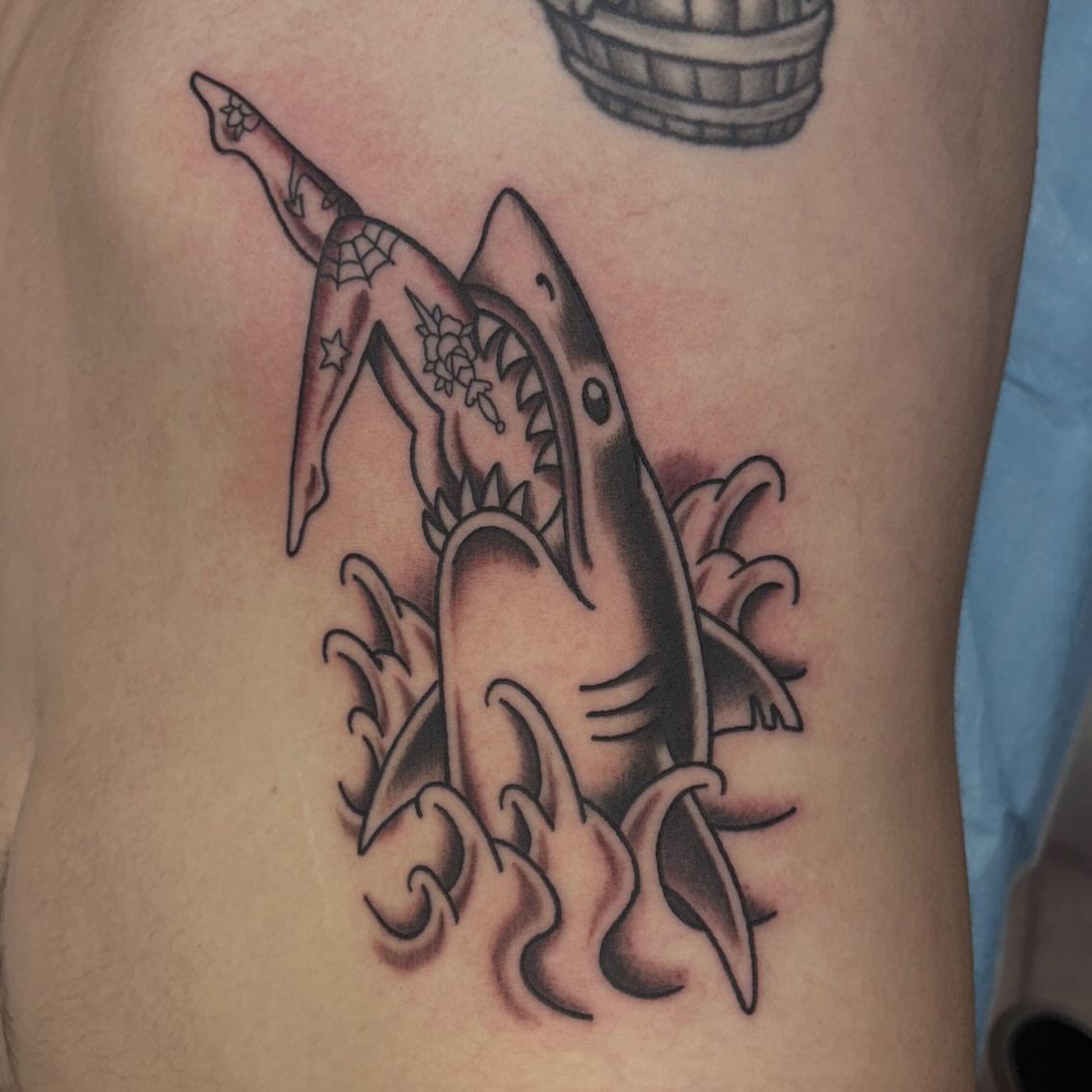 Shark American traditional tattoo on the thigh by ๐๐๐ฑ๐ฑ๐ฌ๐ฌ ๐๐ฏ๐ฑ๐ฆ๐ฐ๐ฑ