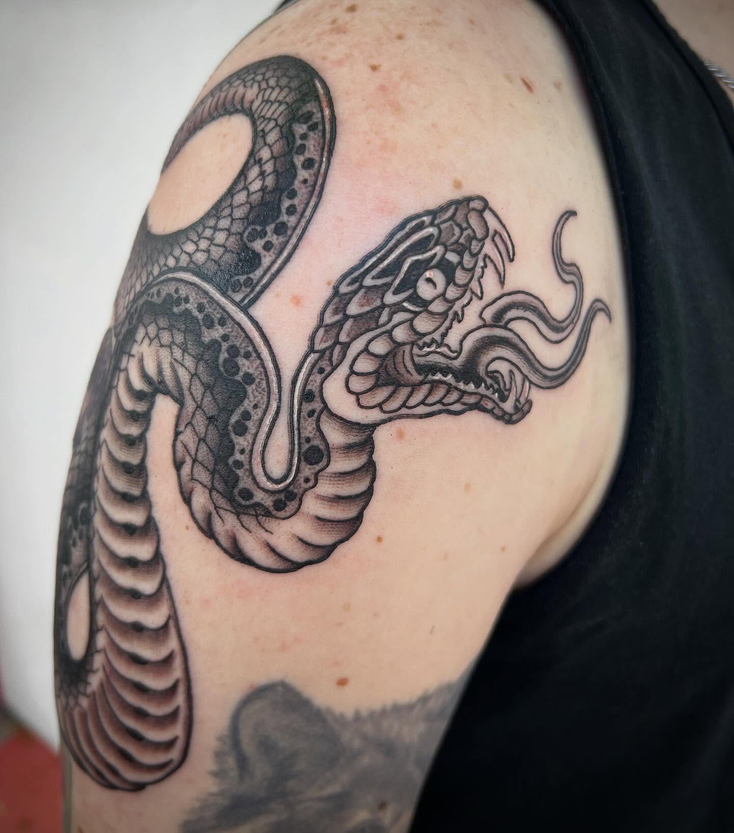 Snake black and grey tattoo on the shoulder by Pᴇɪɢʜᴛᴏɴ "Fʟᴀsʜ", Phoenix, Arizona