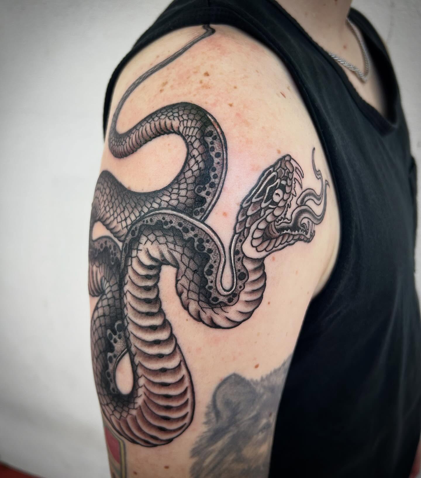 Snake black and grey tattoo on the shoulder by Pᴇɪɢʜᴛᴏɴ "Fʟᴀsʜ", Phoenix, Arizona