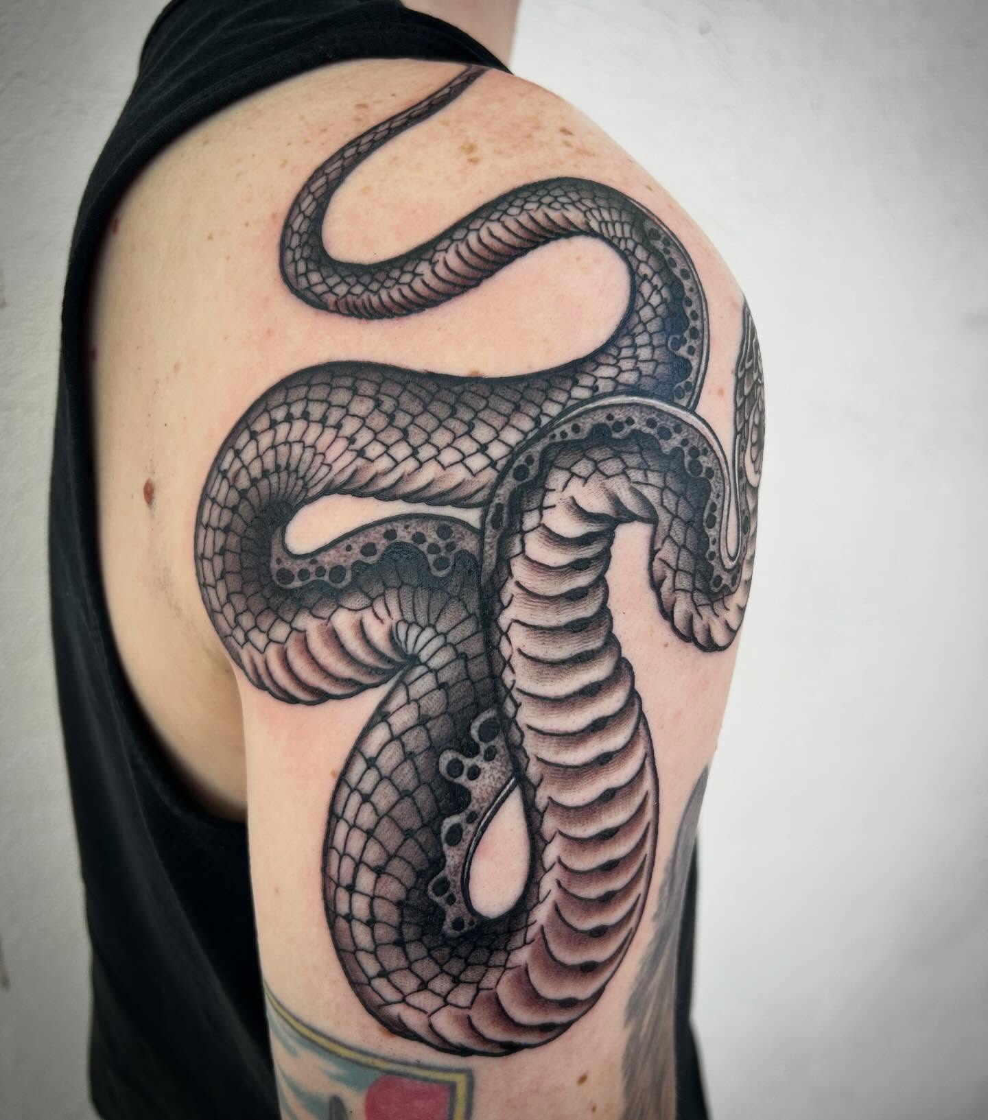 Snake black and grey tattoo on the shoulder by Pᴇɪɢʜᴛᴏɴ "Fʟᴀsʜ", Phoenix, Arizona
