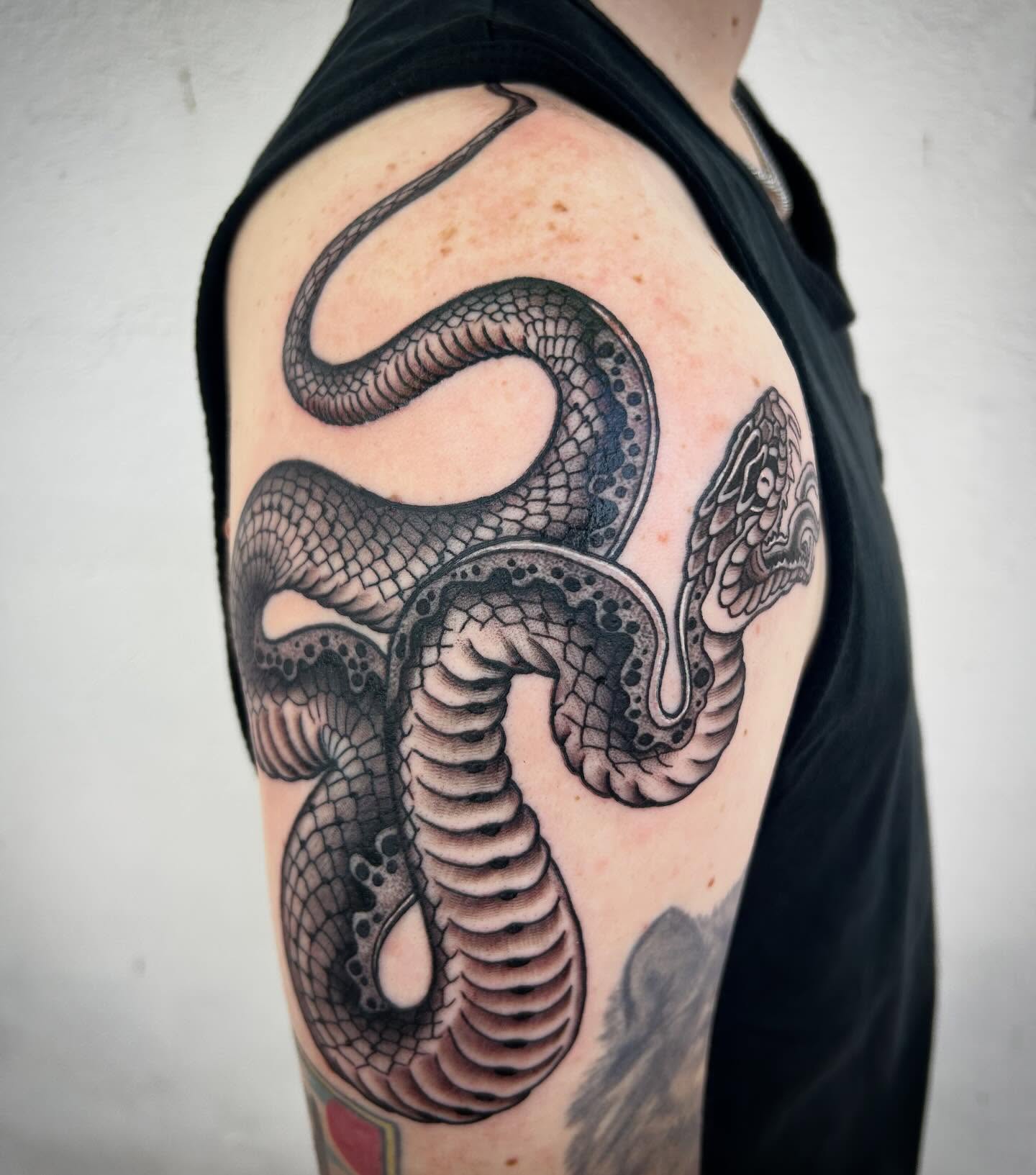 Snake black and grey tattoo on the shoulder by Pᴇɪɢʜᴛᴏɴ "Fʟᴀsʜ", Phoenix, Arizona