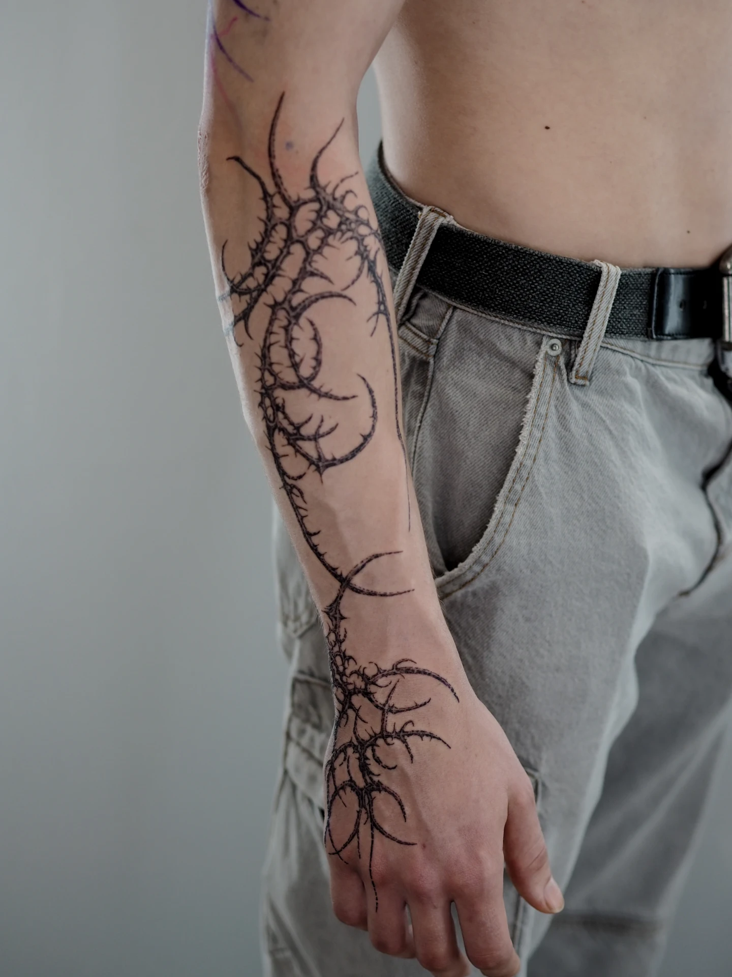 Thorn-like structure black and grey tattoo on the forearm by MK