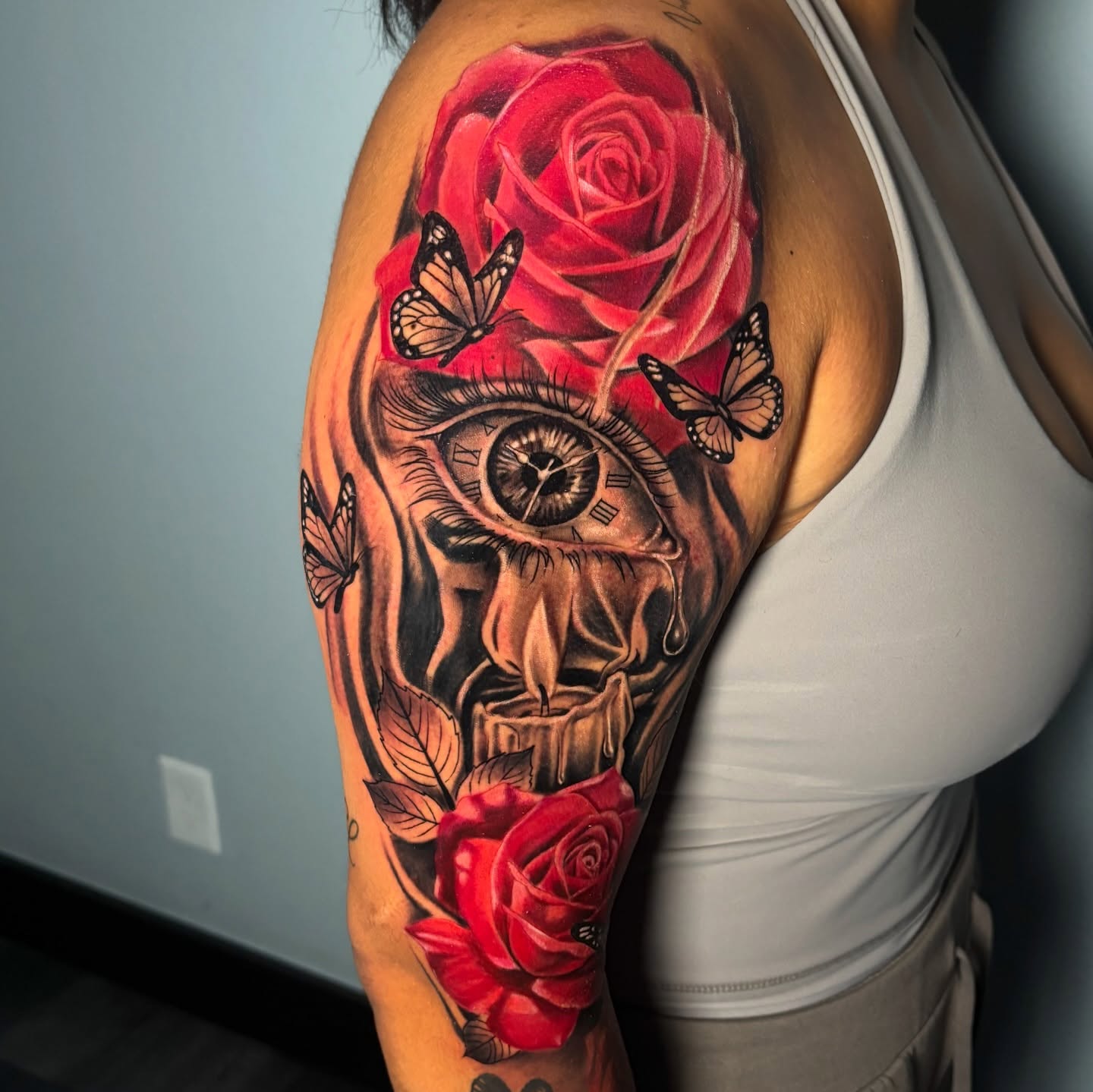 Rose and skull realism tattoo on the shoulder by Dave