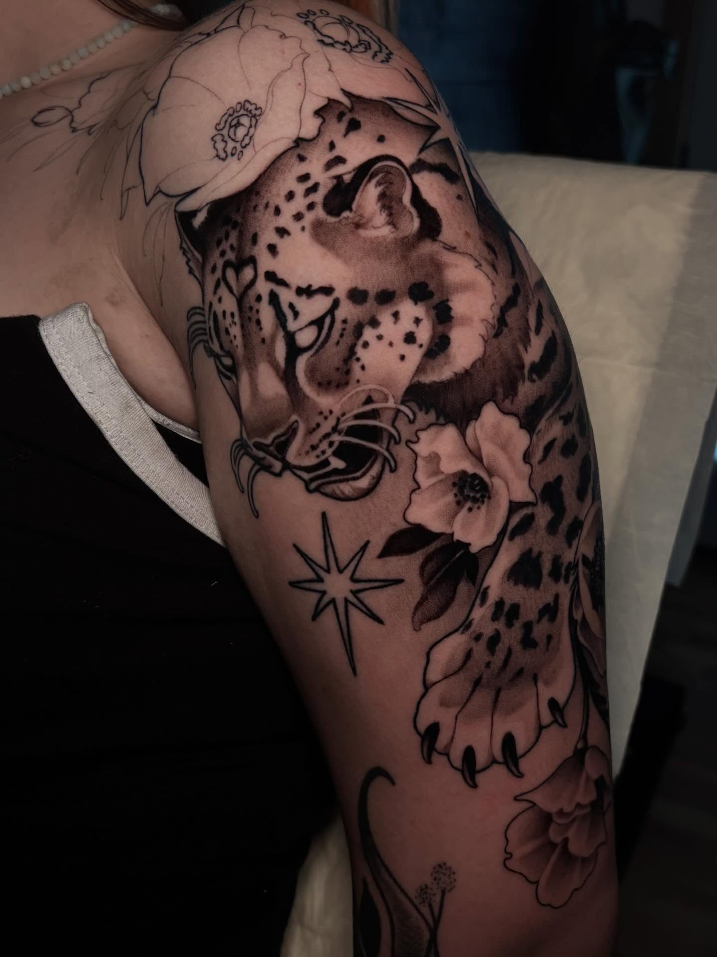 Leopard and flowers realism tattoo on the upper arm by 𝔗𝔞𝔶𝔩𝔬𝔯 𝔈𝔩𝔦𝔷𝔞𝔟𝔢𝔱𝔥, Tulsa, Oklahoma