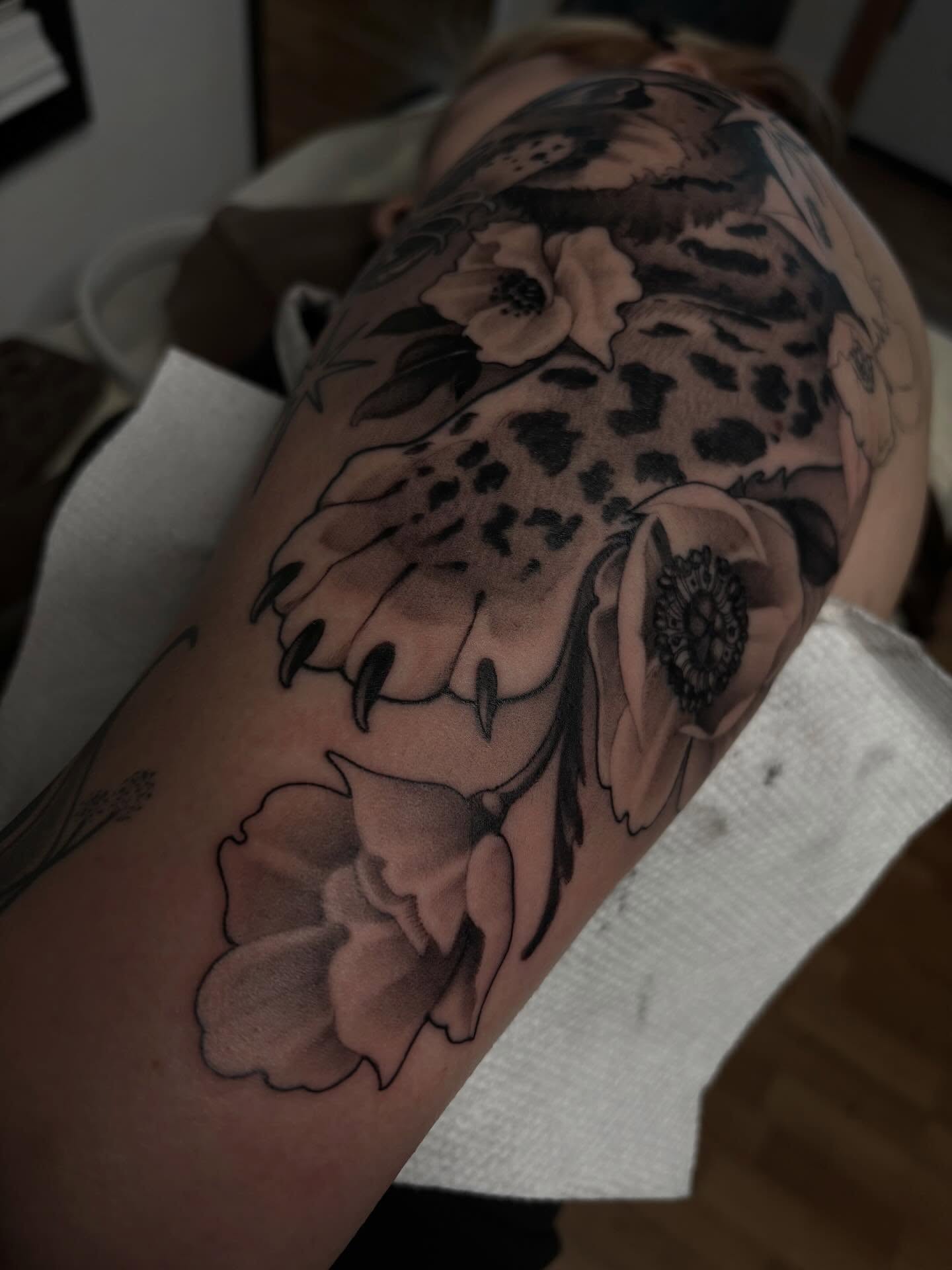 Leopard and flowers realism tattoo on the forearm by 𝔗𝔞𝔶𝔩𝔬𝔯 𝔈𝔩𝔦𝔷𝔞𝔟𝔢𝔱𝔥, Tulsa, Oklahoma