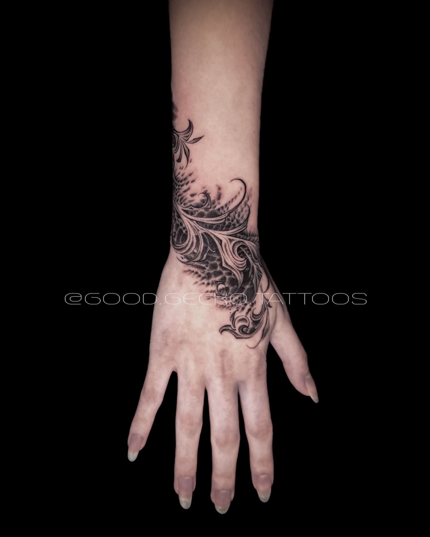 Abstract swirls black and grey tattoo on the hand by Gecko