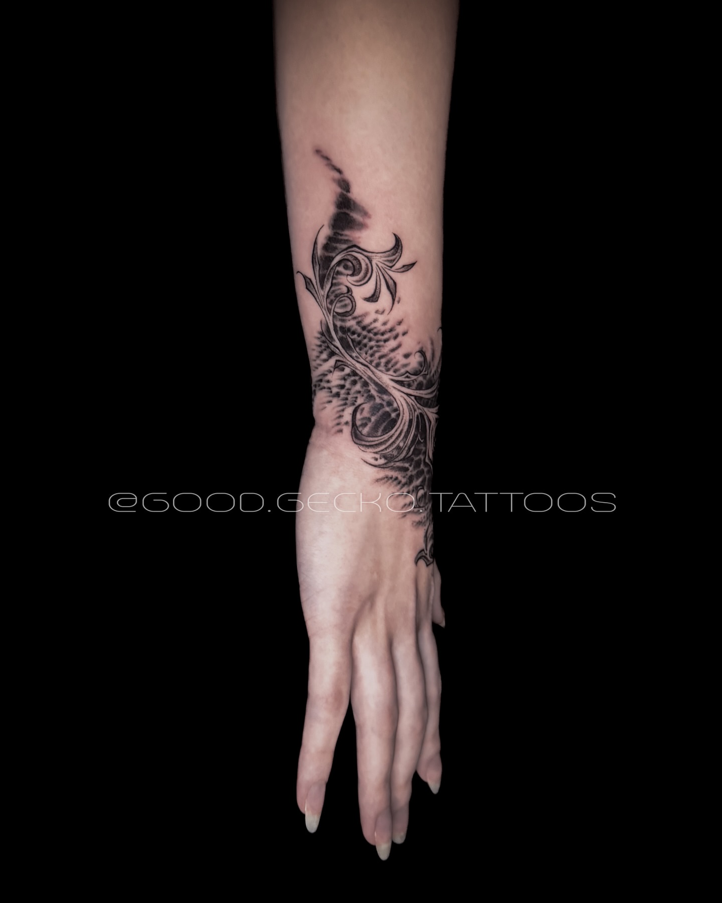 Swirling pattern black and grey tattoo on the forearm by Gecko