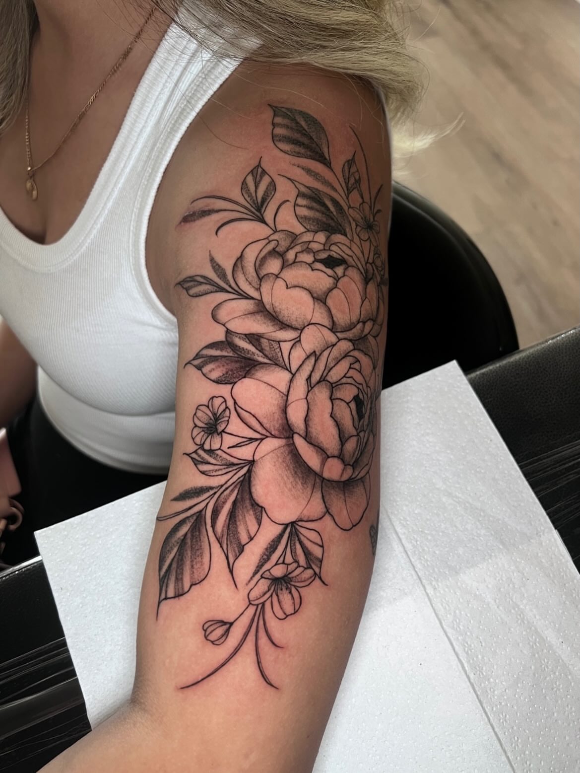 Floral bouquet black and grey tattoo on the forearm by ππππππ ππππππ - ππππ‘ππ₯ ππ¨π₯π’πππ«π’π¨π¬ π΅π