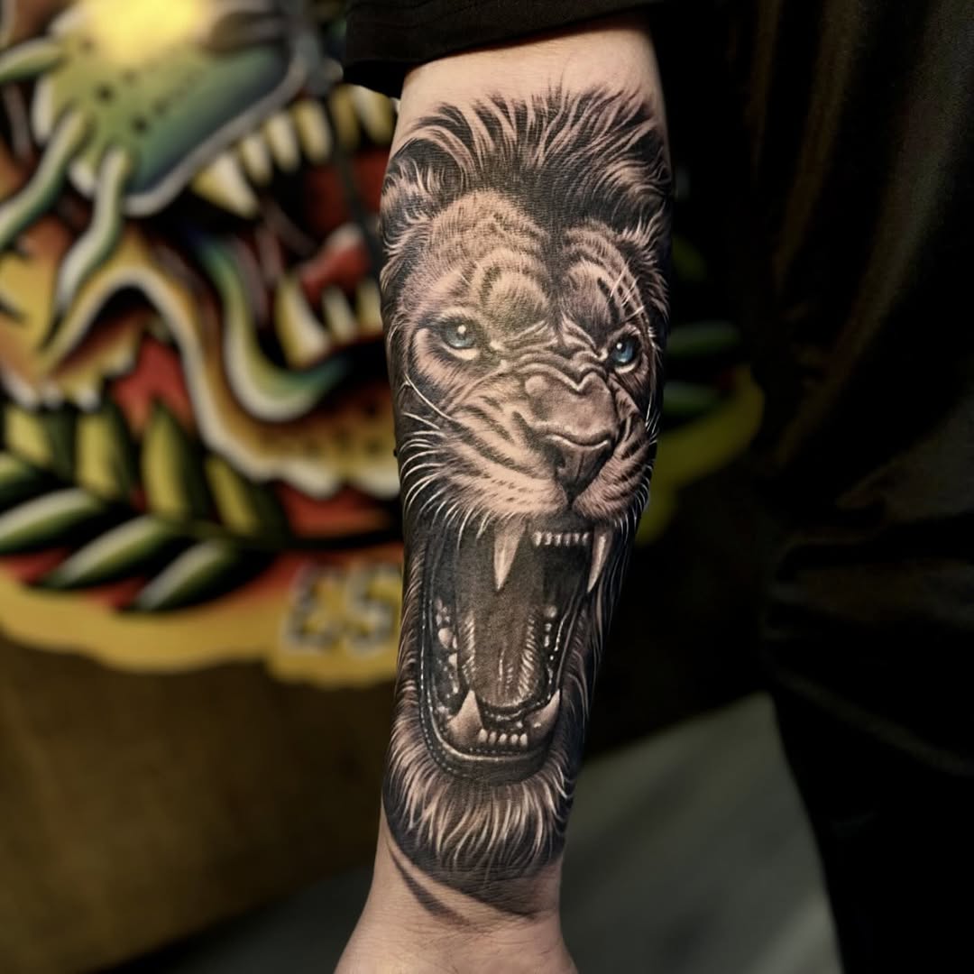 Roaring lion face realism tattoo on the forearm by ๐๐๐๐๐๐๐ ๐ฌ.๐ผ