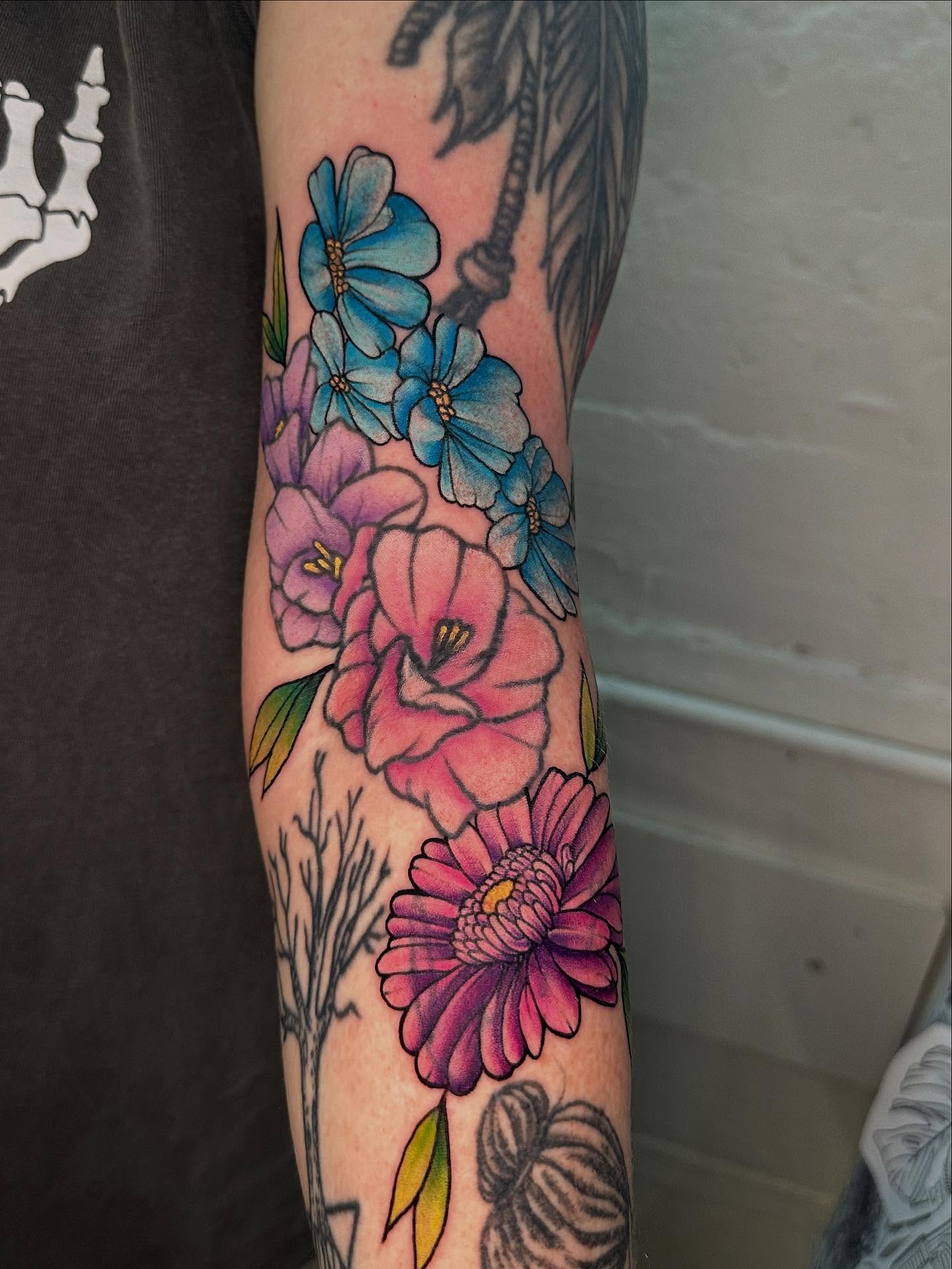 Flowers new school tattoo on the forearm by 𝕳𝖆𝖓𝖓𝖆𝖍 𝕮𝖆𝖓𝖋𝖎𝖊𝖑𝖉 ✨ Memphis Tattoo Artist, Memphis, Tennessee