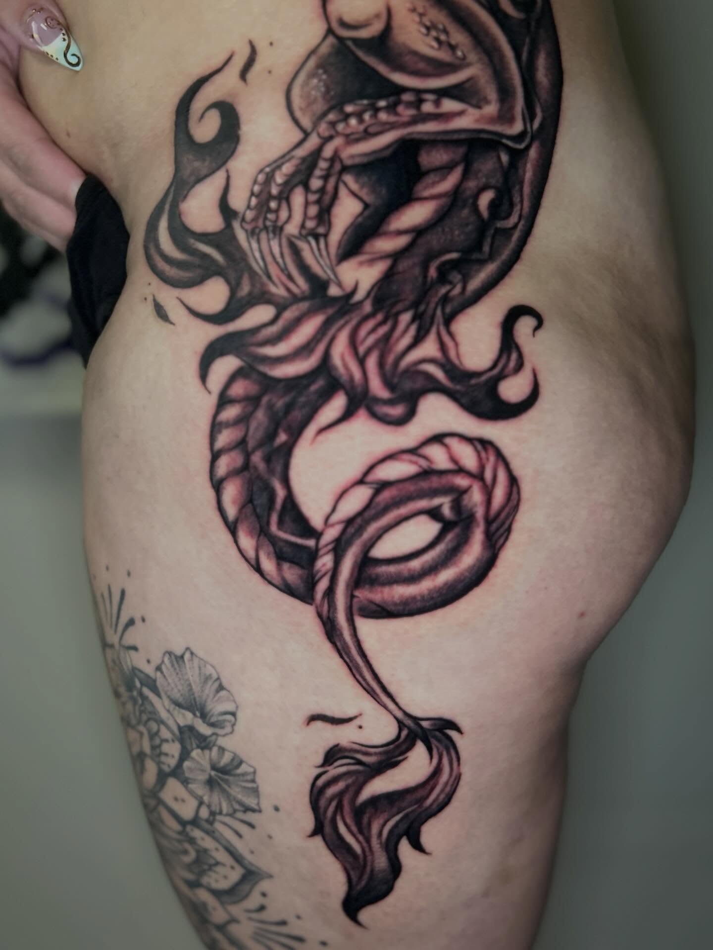 Serpent realism tattoo on the thigh by Alex
