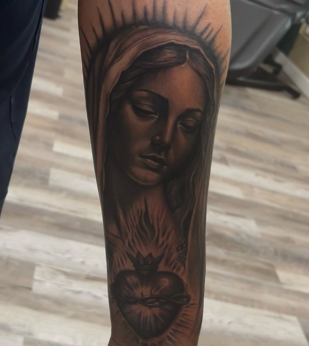 Virgin Mary and Sacred Heart Chicano tattoo on the forearm by ᴅᴀʟʟᴀꜱ ᴛᴀᴛᴛᴏᴏ ᴀʀᴛɪꜱᴛ