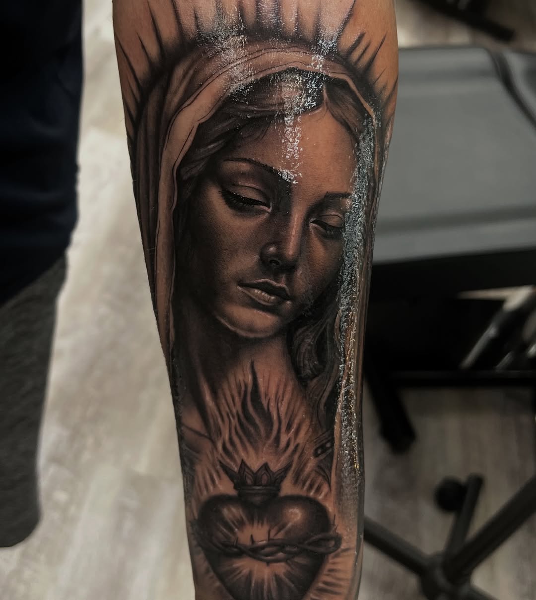Virgin Mary and Sacred Heart Chicano tattoo on the forearm by ᴅᴀʟʟᴀꜱ ᴛᴀᴛᴛᴏᴏ ᴀʀᴛɪꜱᴛ