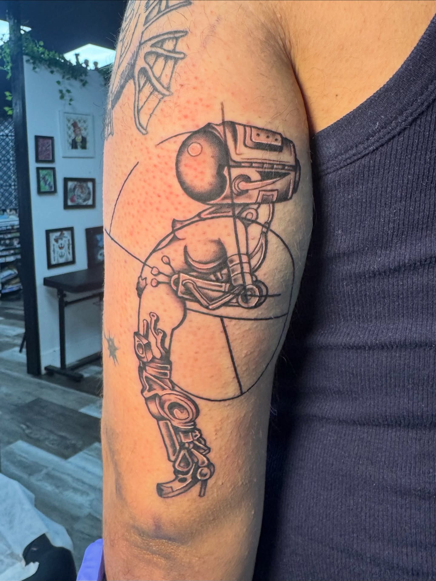 Tattoo by @prettitattooslv — dotwork, geometric