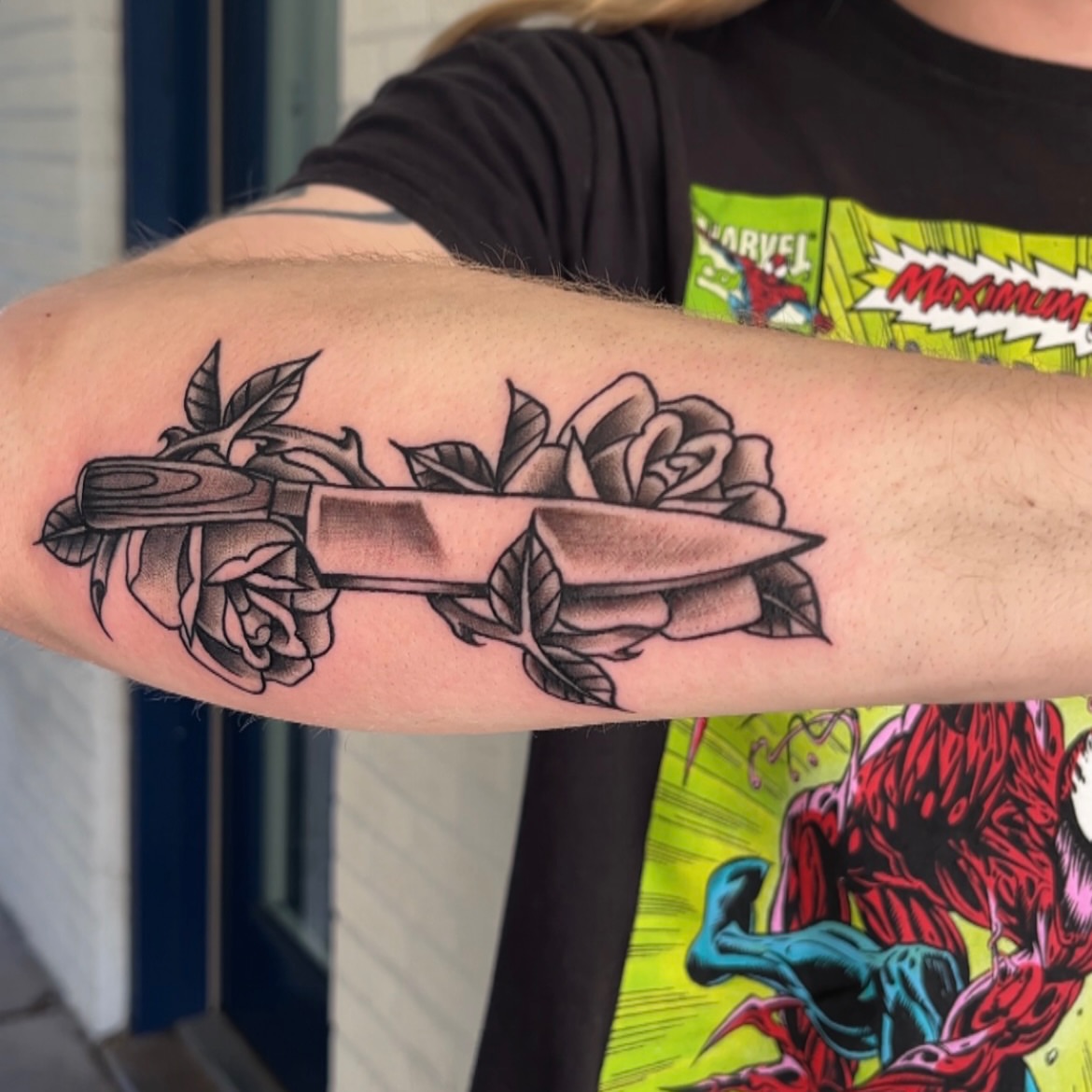 Knife and roses black and grey tattoo on the forearm by β¨ ππ π₯π ππππ₯π β¨Tattoo Studio