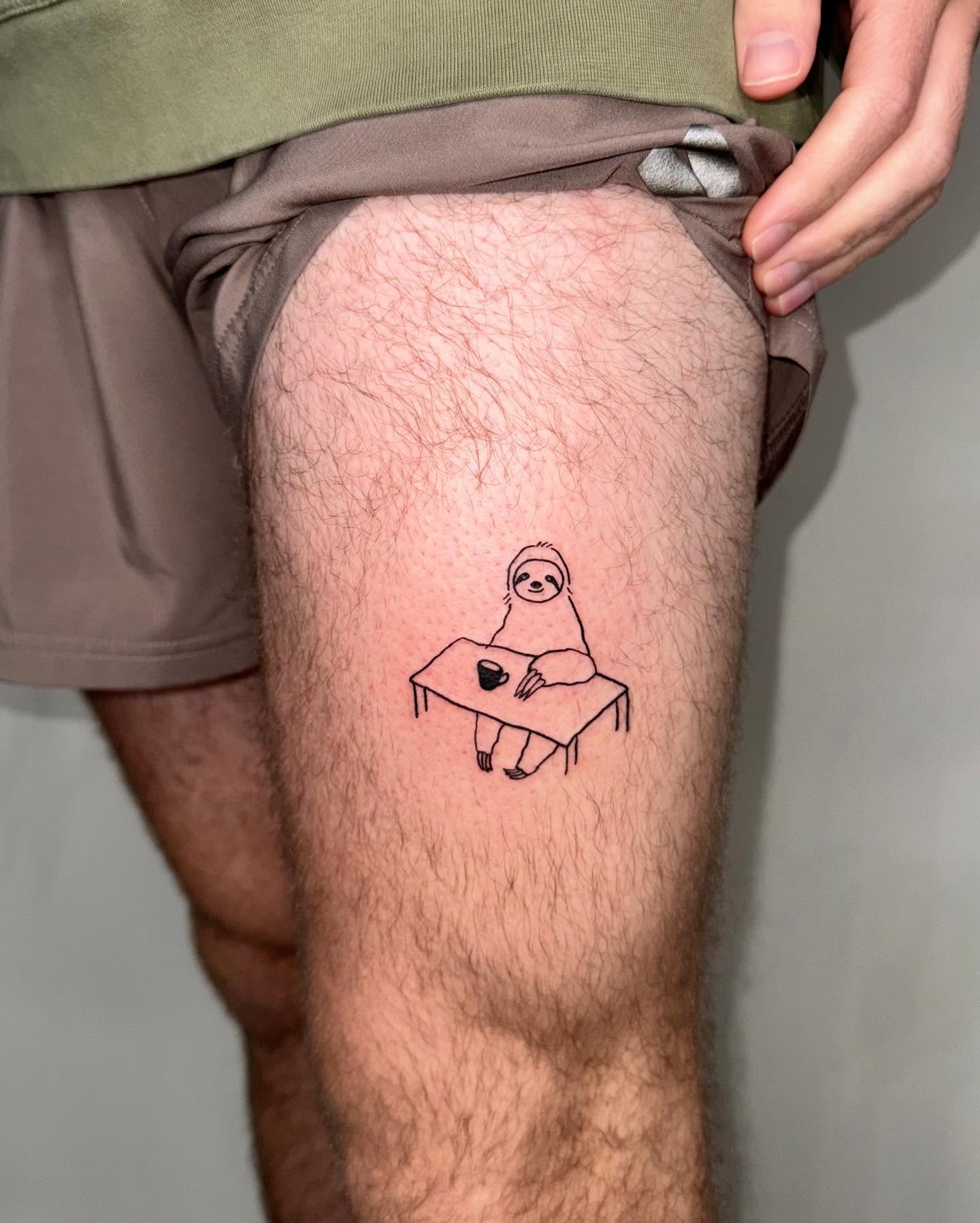 Sloth minimalist tattoo on the thigh by 림구타투
