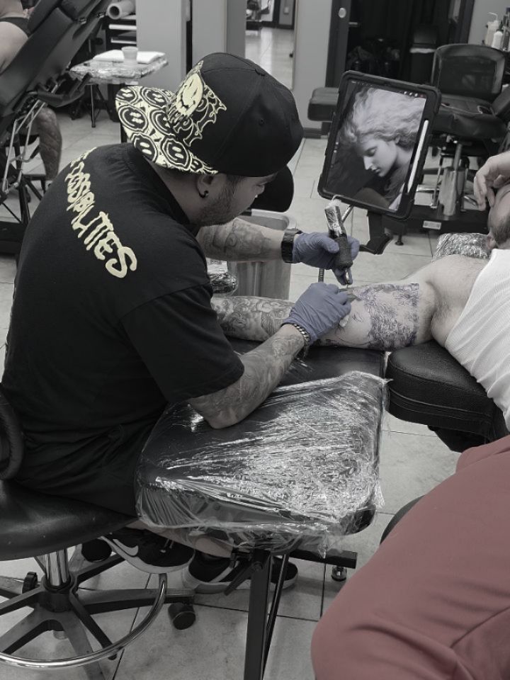 Floral design black and grey tattoo on the thigh by 𝐍𝐄𝐗'𝐒 𝐈𝐍𝐊 🇨🇺, Tampa