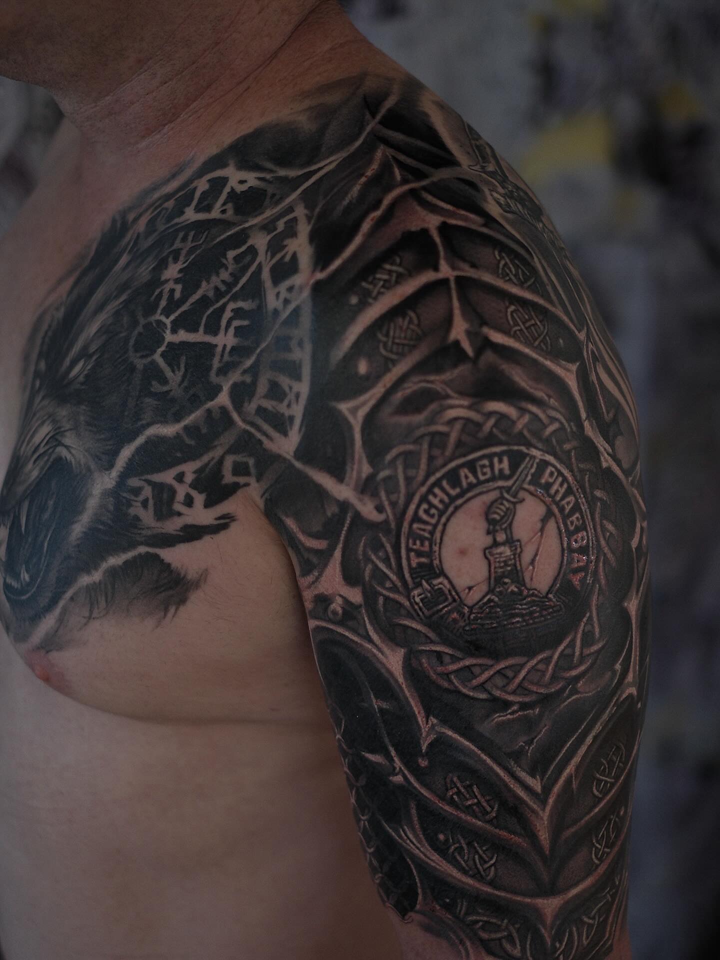Celtic knotwork geometric tattoo on the shoulder by Italo Holie
